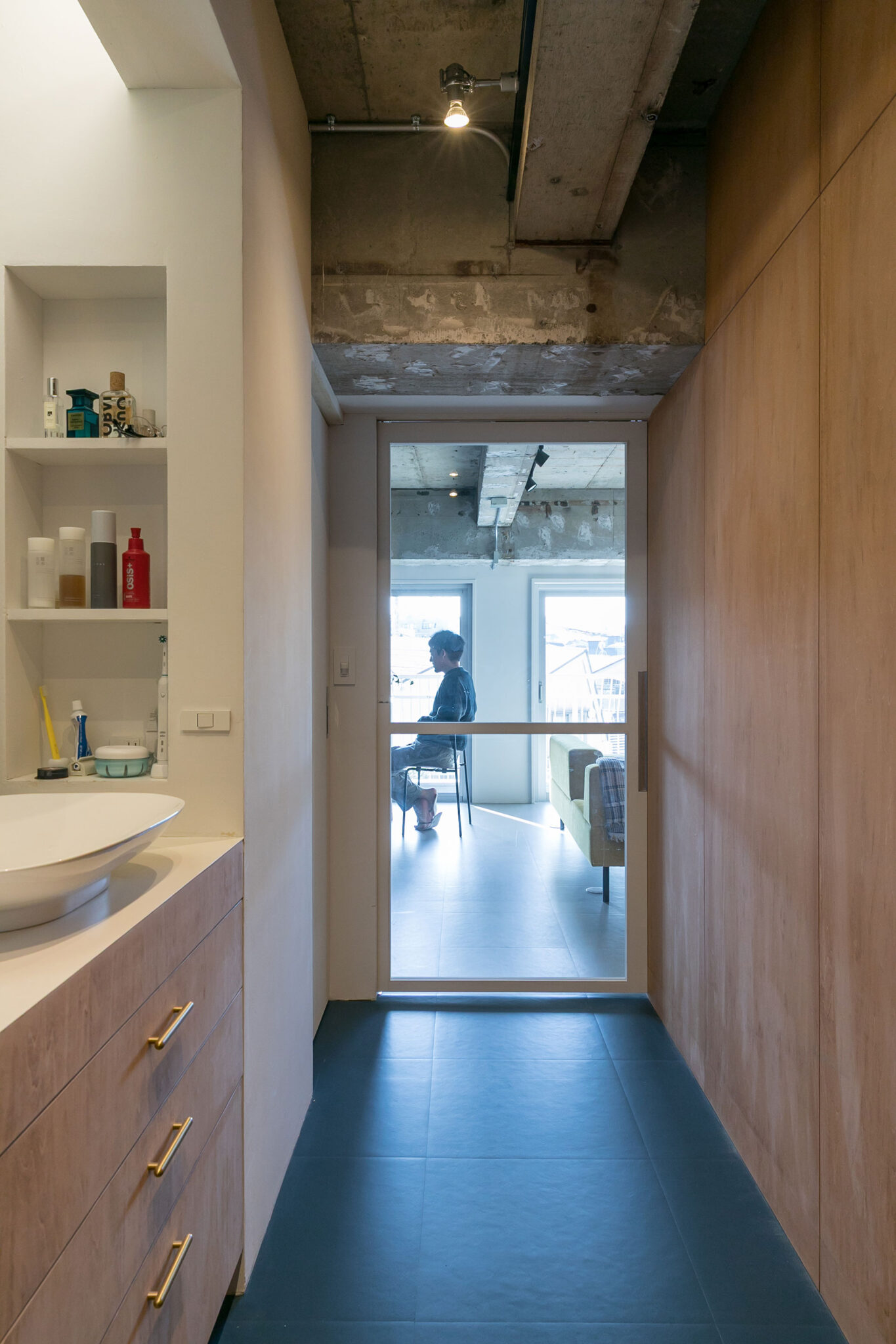 「一般的な廊下の幅は70cm前後なのですが100mmに広げました。ゆとりを感じる広さになったことで、洗面台を置くこともできました」