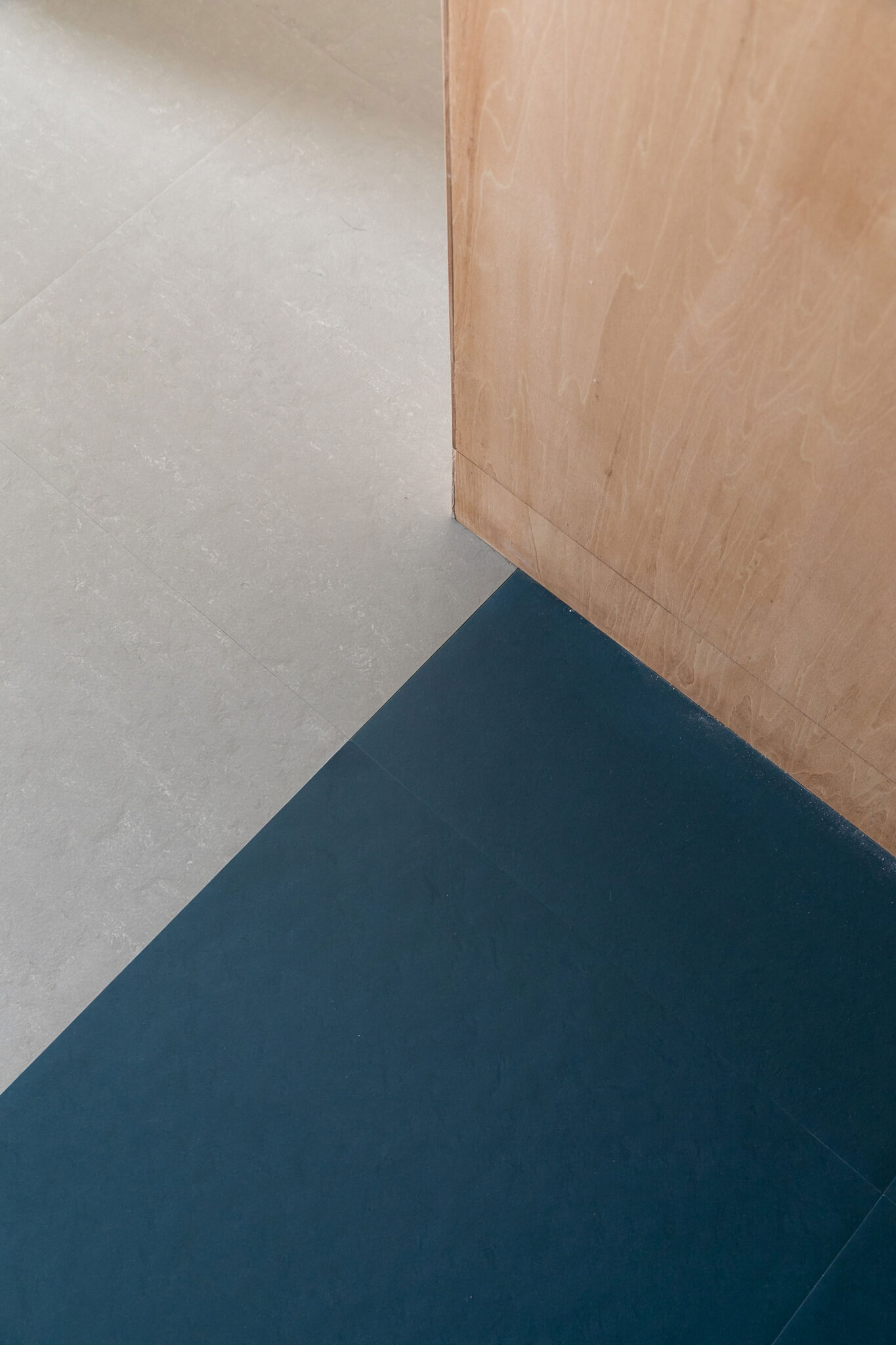 サンゲツのリノリウムの床材。廊下側をブルー、リビングダイニングをグレーに。