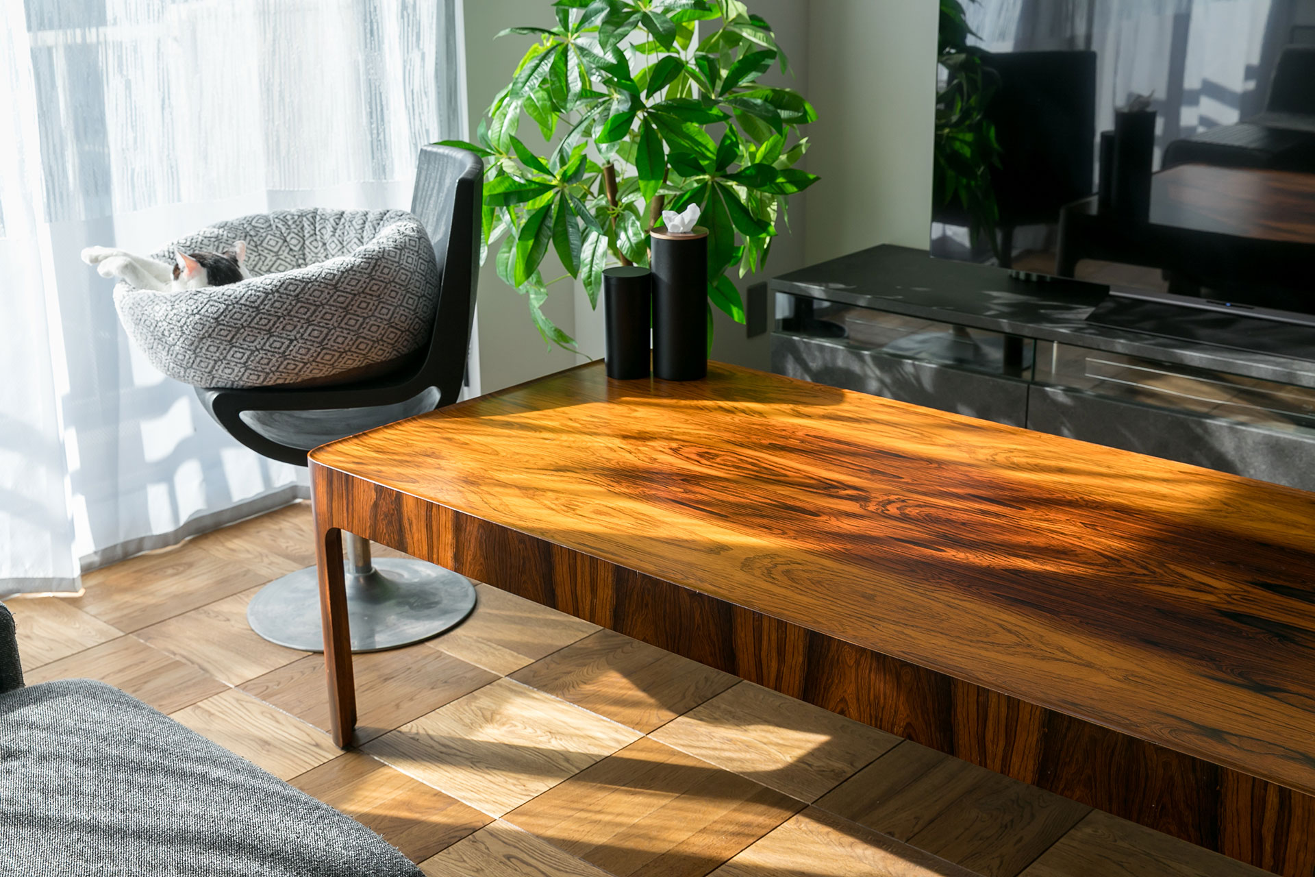 剣持勇が国立京都国際会館のロビー用にデザインした「Hacoシリーズ」のテーブル。