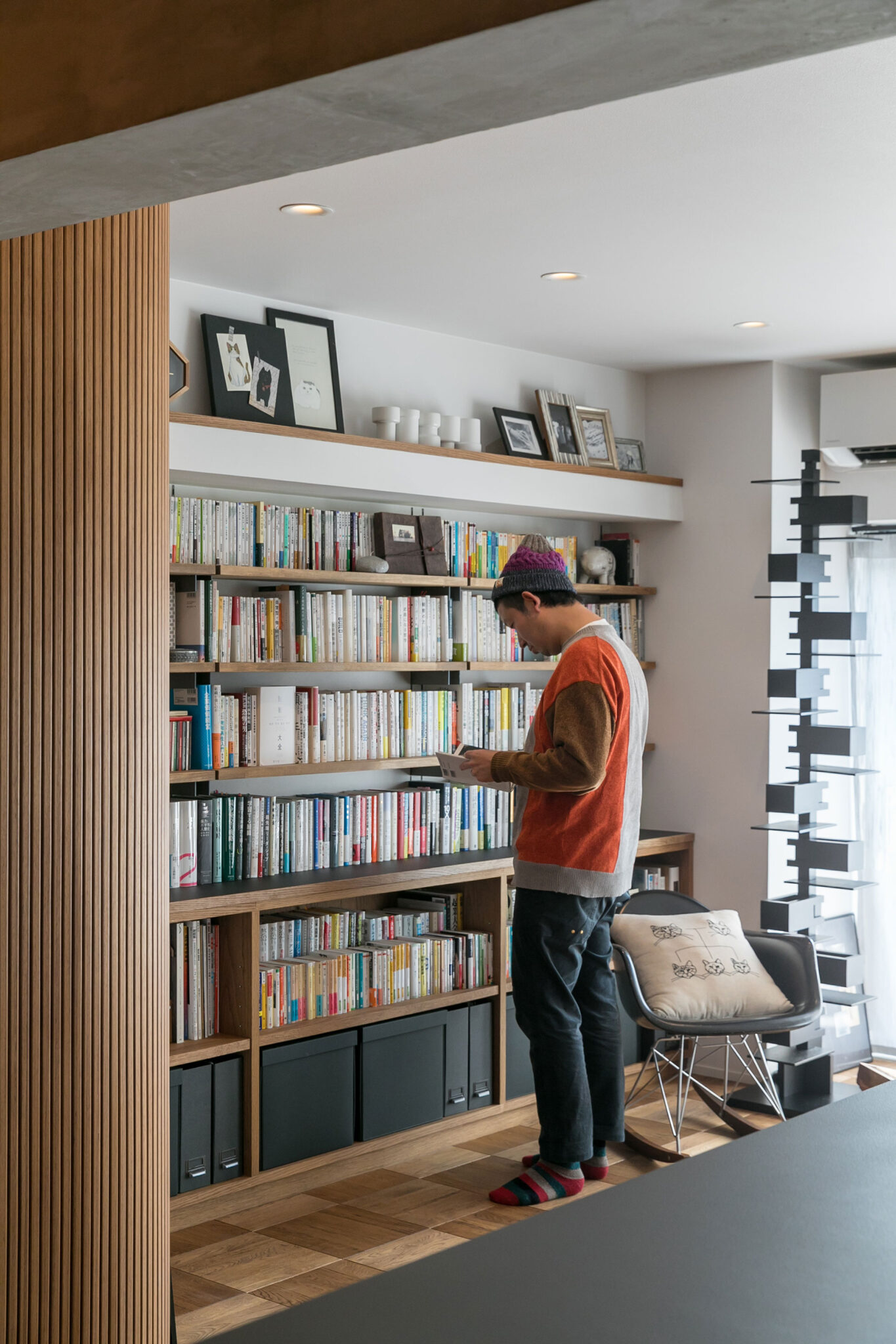 グレーを基調とした空間に、棚板やインテリアに黒を入れて引き締める。