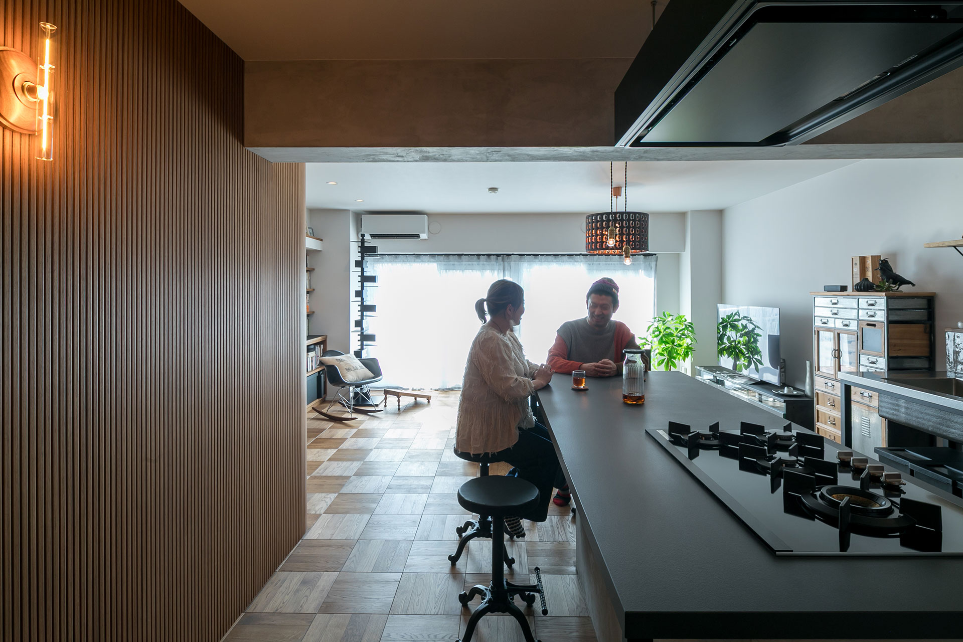 夫のお気に入りの一つが、リビングドアから広がる空間。「全部好きなんですが、強いて言うならここからの開放感と景色ですね。照明が映える夜の雰囲気も気に入っています」。