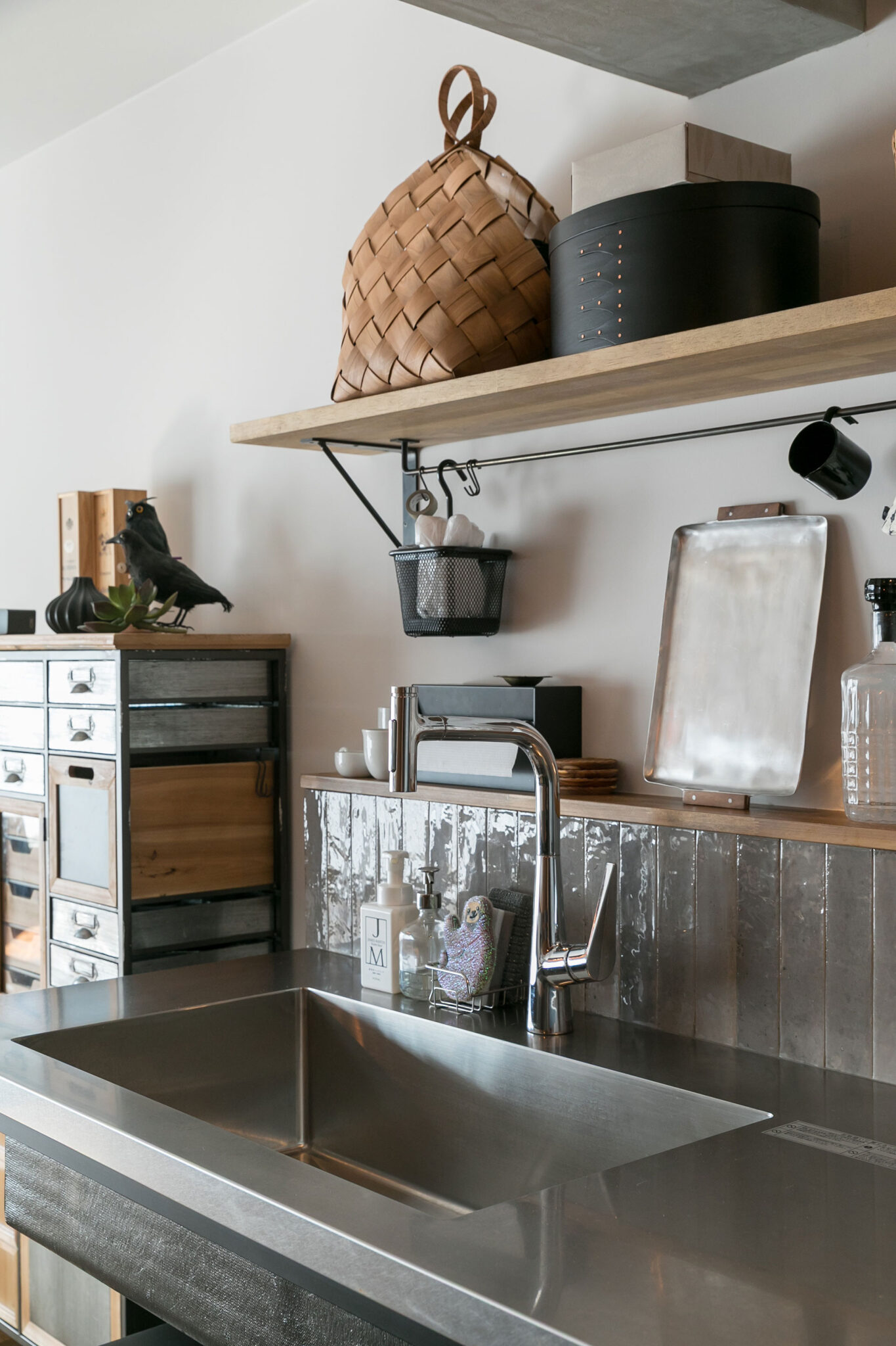 シームレスシンクに「ハンスグローエ」の水栓と、使いやすさを追求した造作キッチン。