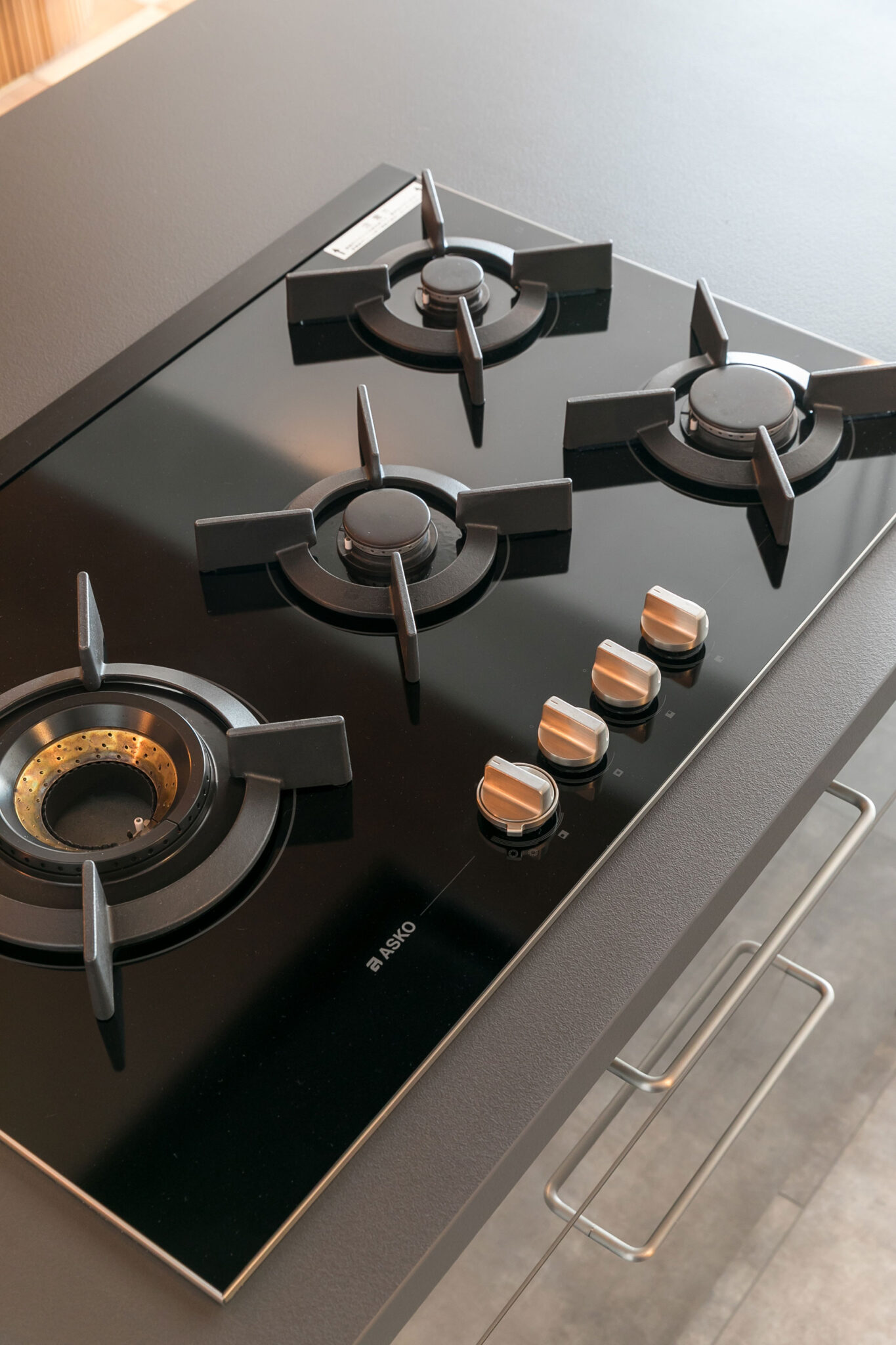 プライベートな料理教室やホームパーティもするHさん夫妻がコンロに採用したのはスウェーデンのメーカー「ASKO」。「極トロ火もできて気に入っています」と妻。