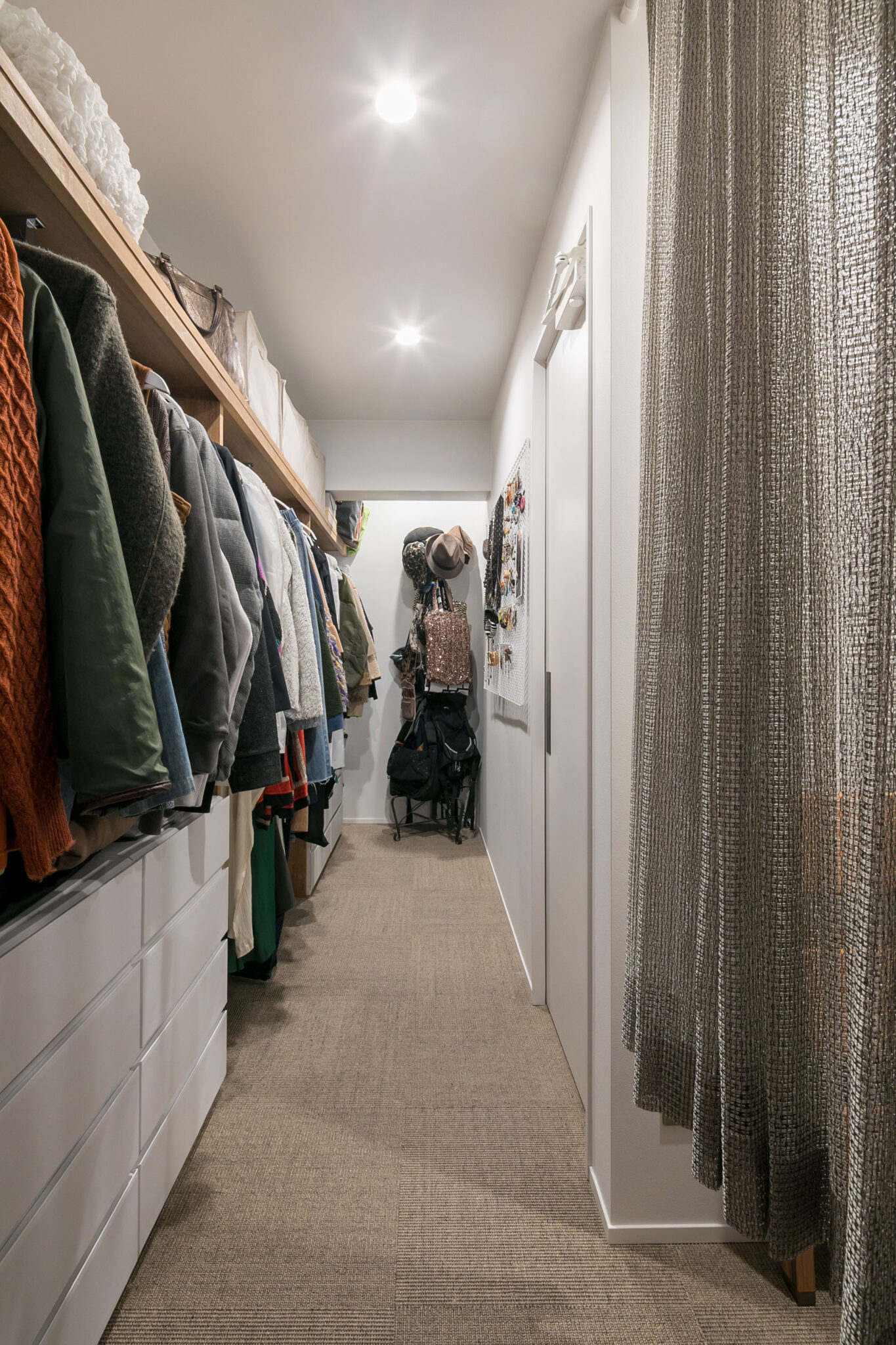 ウォークインクローゼット。右に見える扉がリビングダイニングに、背面が寝室につながっている。