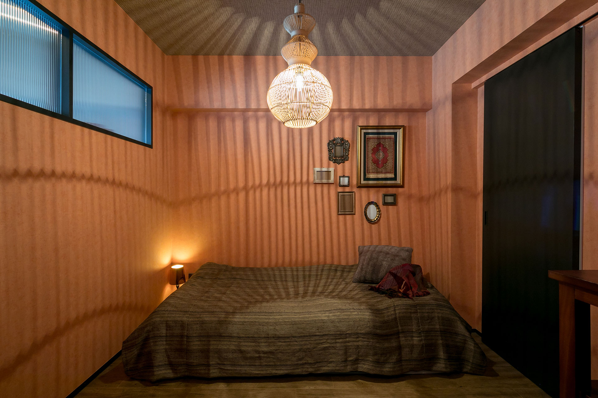 エスニック調の寝室。右の扉がウォークインクローゼットにつながる。