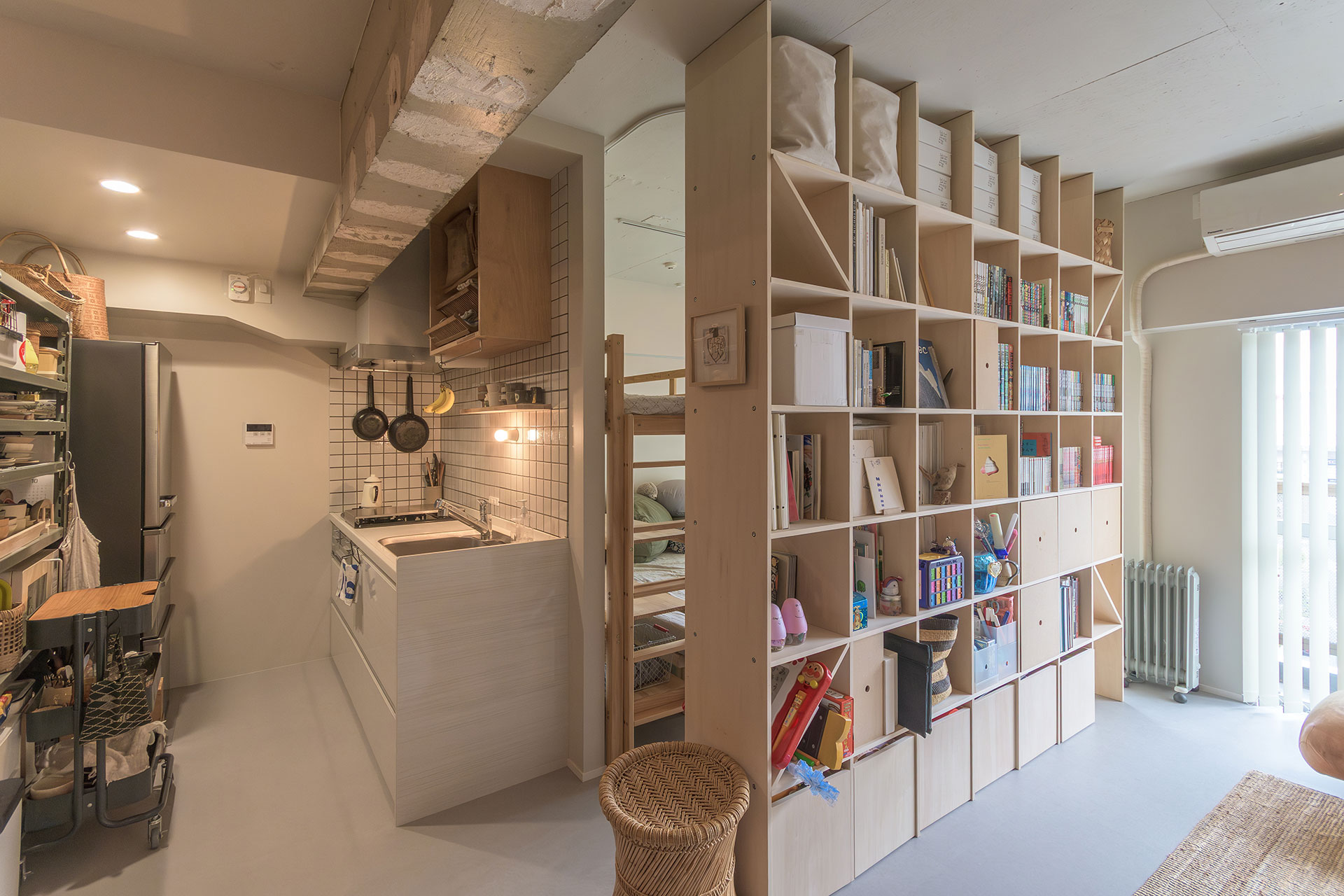 左にキッチン、正面に寝室、右にリビング。