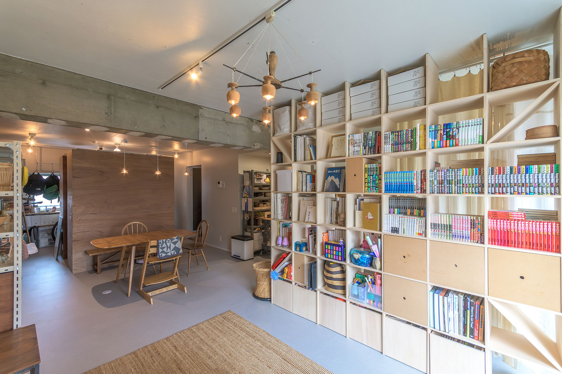 リビングエリアから部屋全体を眺めて。