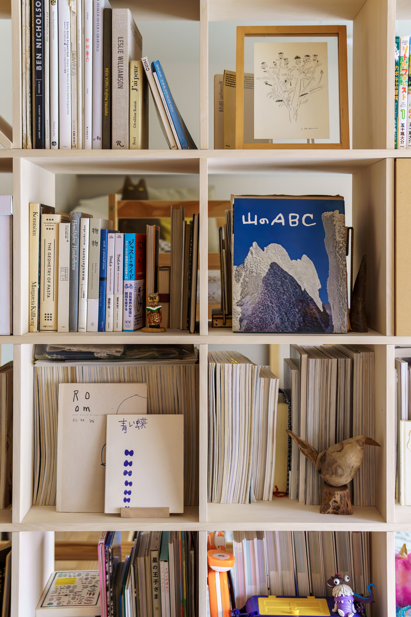 壁面本棚「マルゲリータ」で空間を緩やかに区切る。