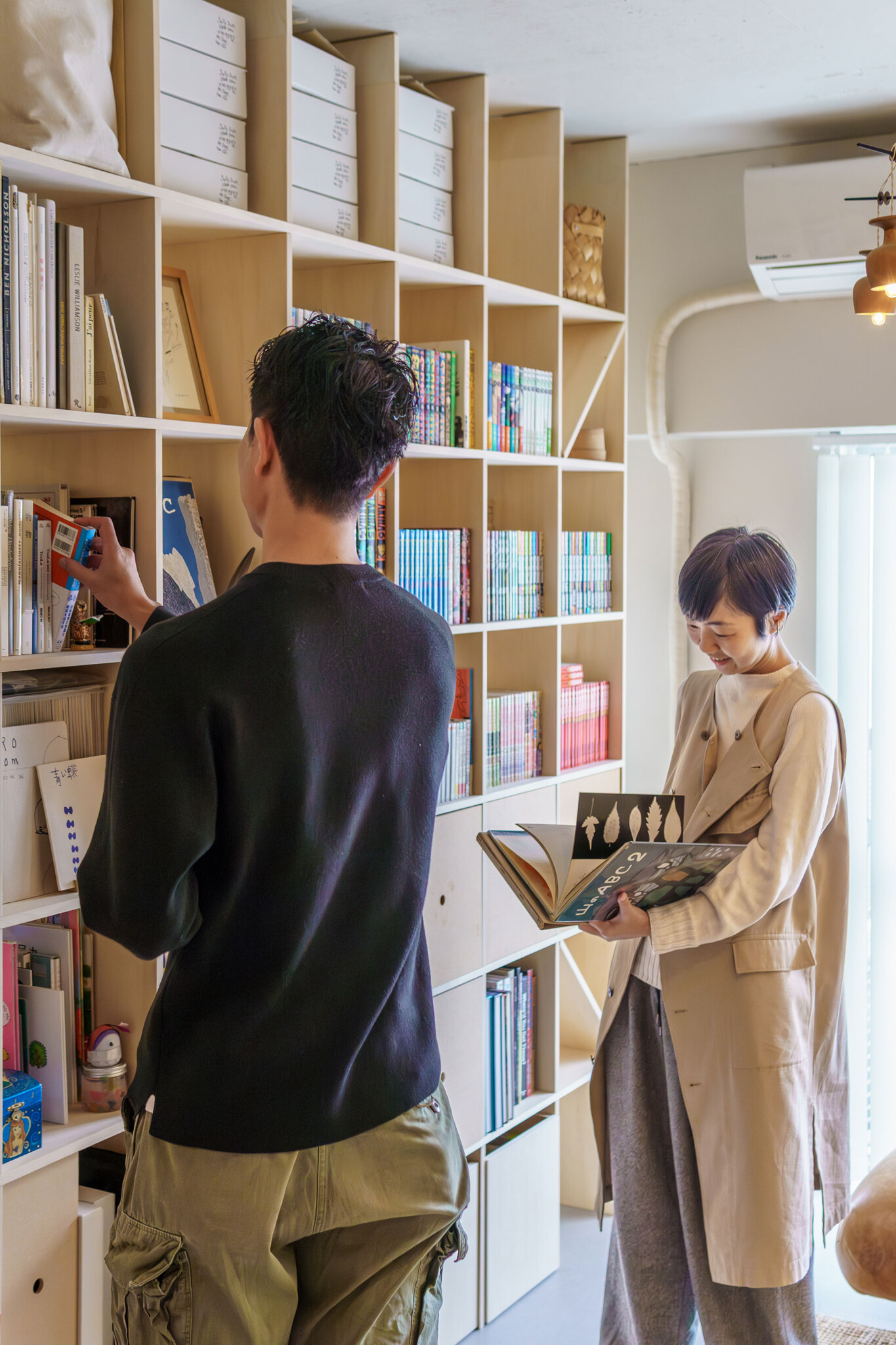 図書館のように家族で本を楽しむ。