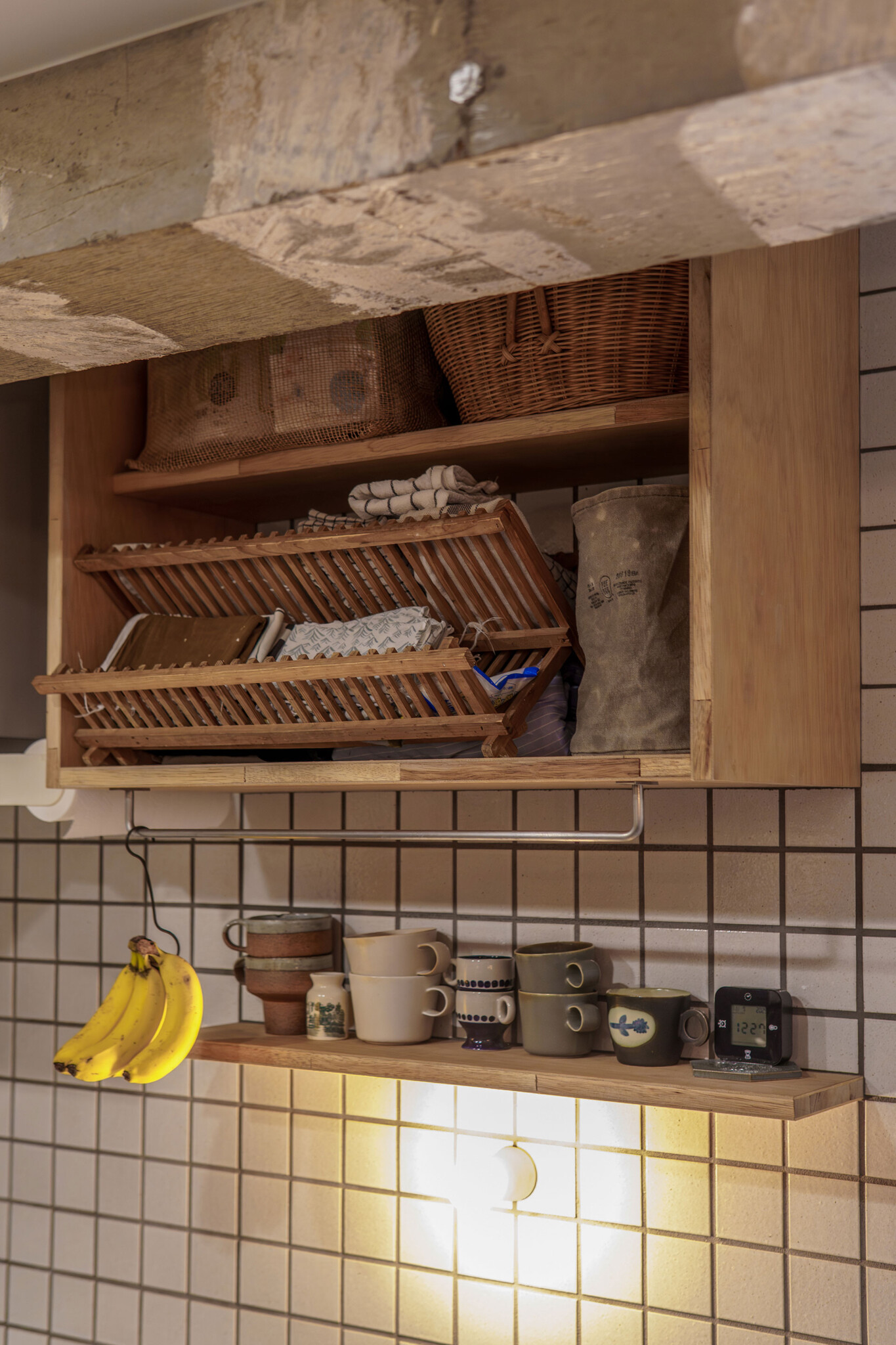 造作した木製の棚を吊ってアクセントに。