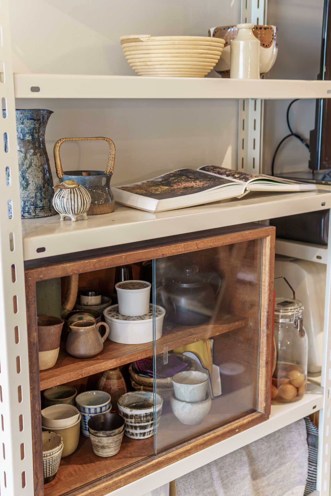 奥様の祖母から譲り受けた、昭和初期の食器棚。