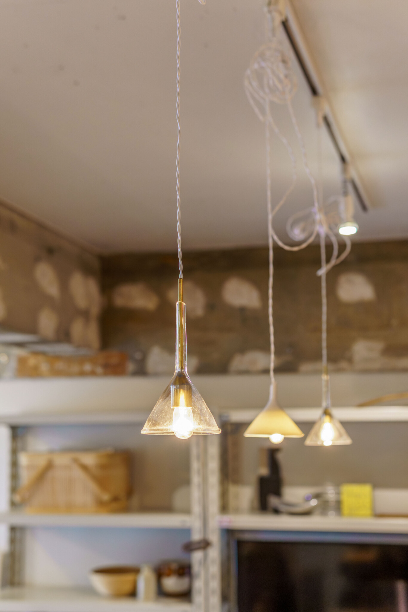 雑貨店「SAML. WALTZ」で購入したガラスの漏瑚 (じょうご) を使った照明。