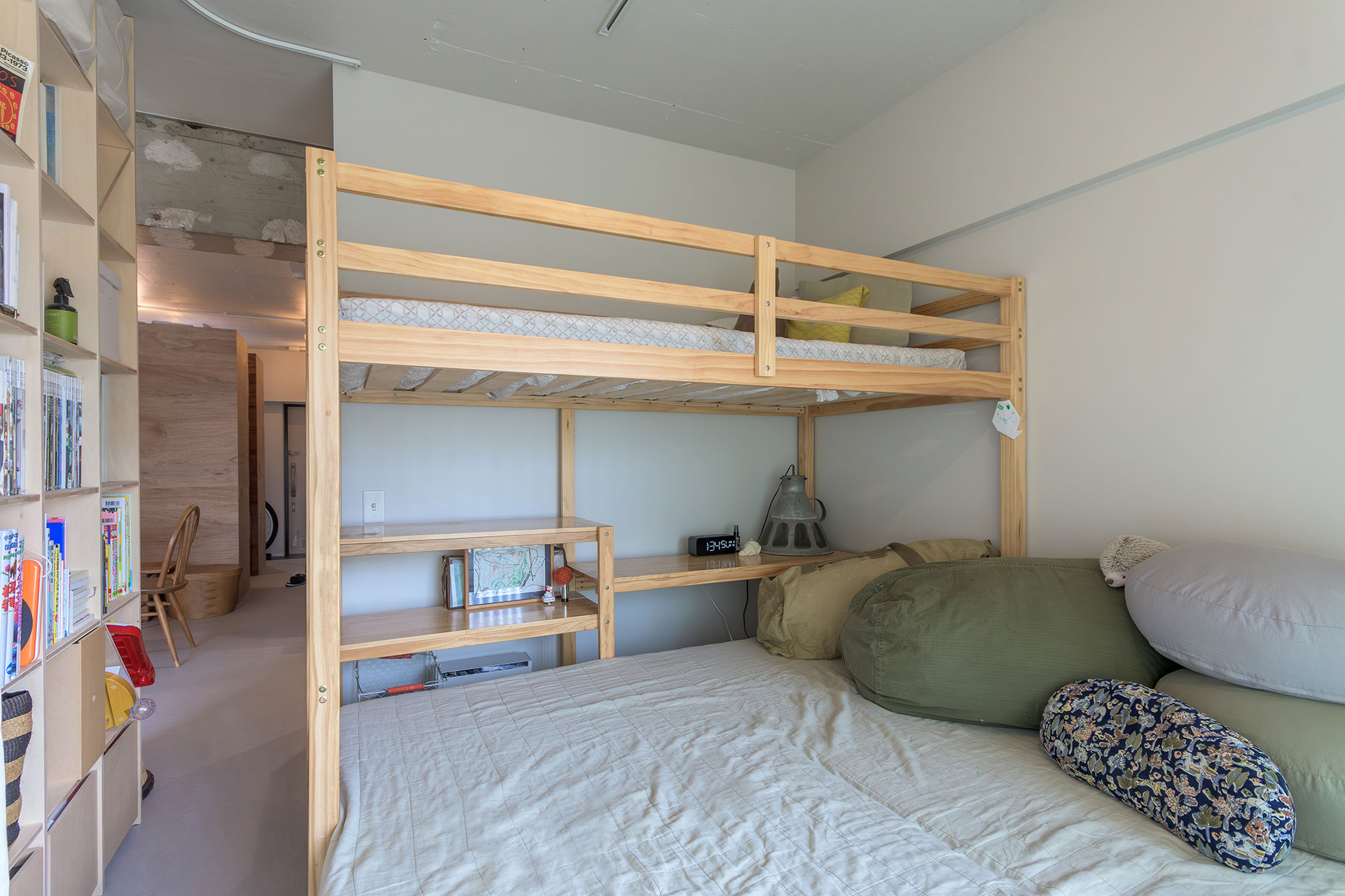 寝室の２段ベッド。現在は家族３人川の字になって、下のベッドで寝ている。