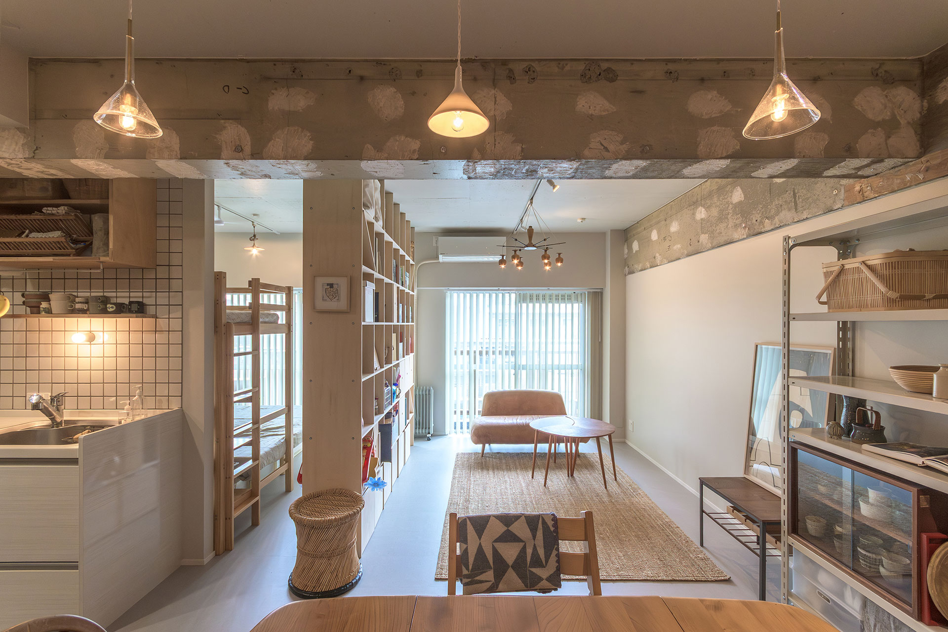 ダイニングエリアから、ベランダ方向を眺めて。