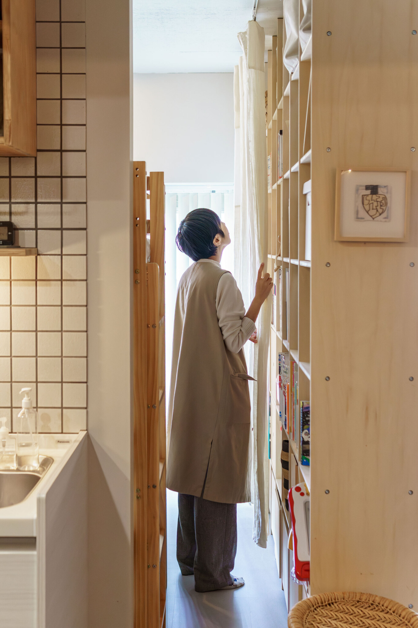 壁一面の本棚『マルゲリータ』で仕切った寝室。