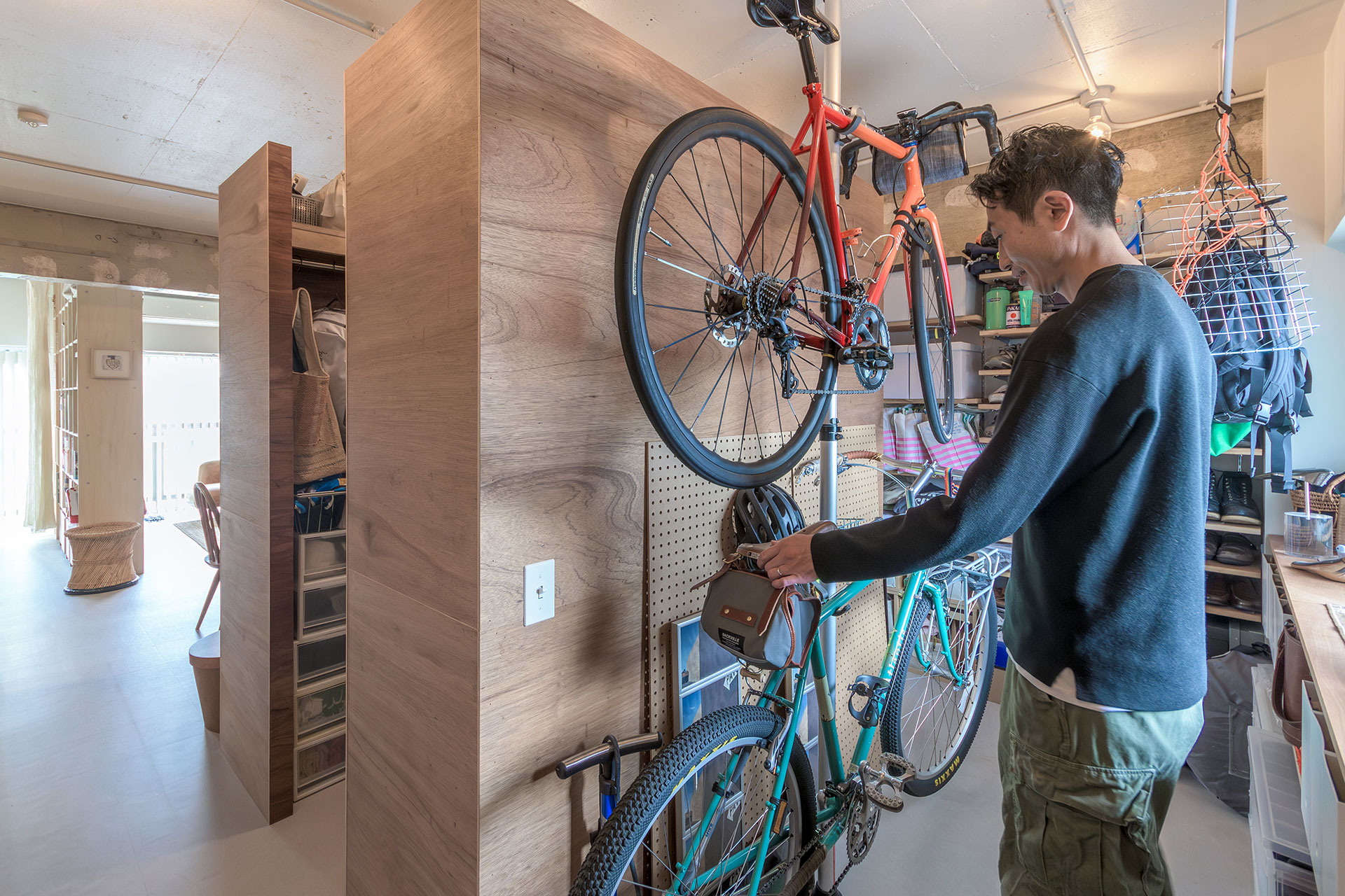 玄関エリア。自転車を縦に２つ重ねることで省スペースに。