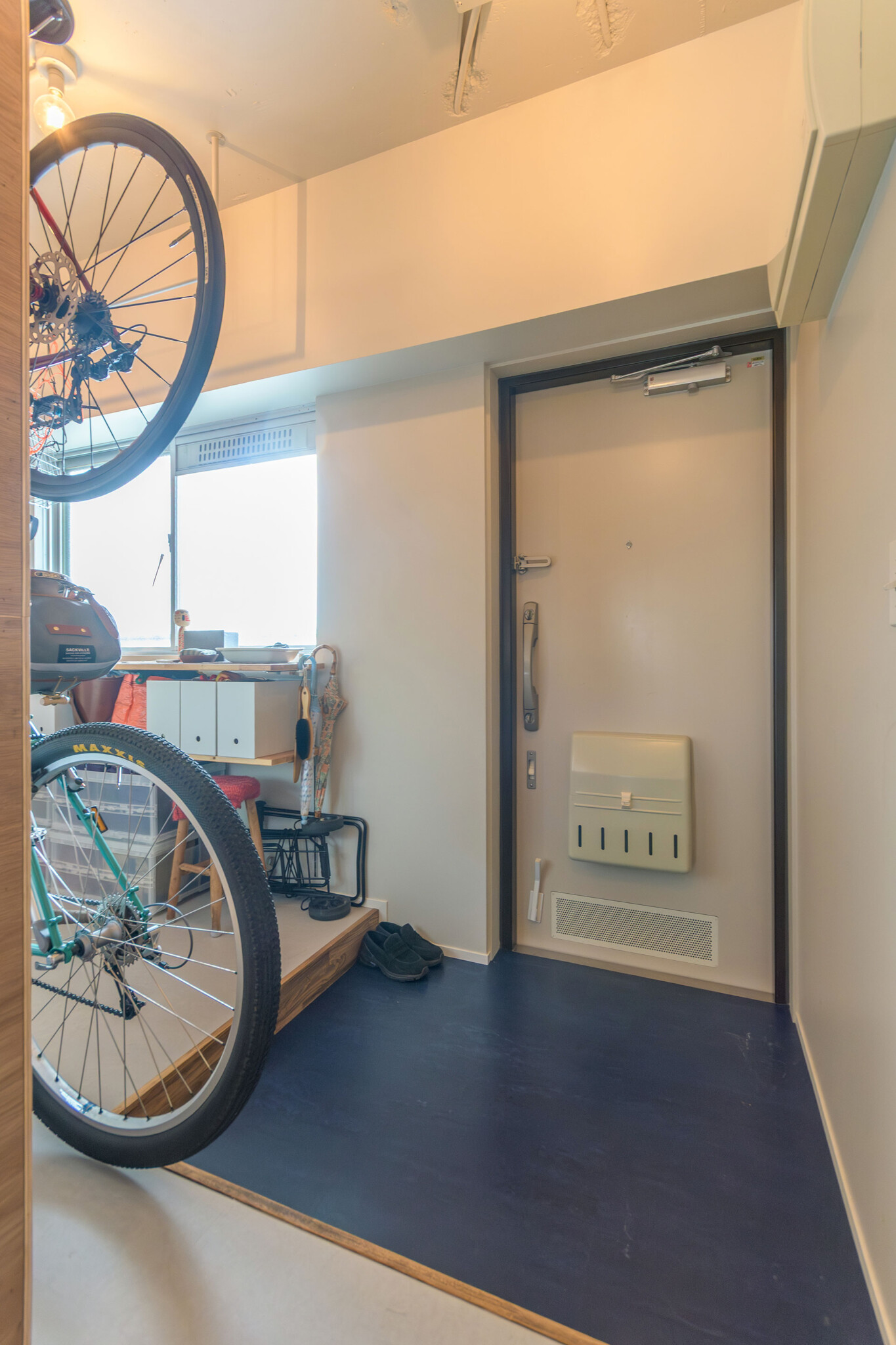 玄関の靴を履く所は青色の塩ビタイルを使用。