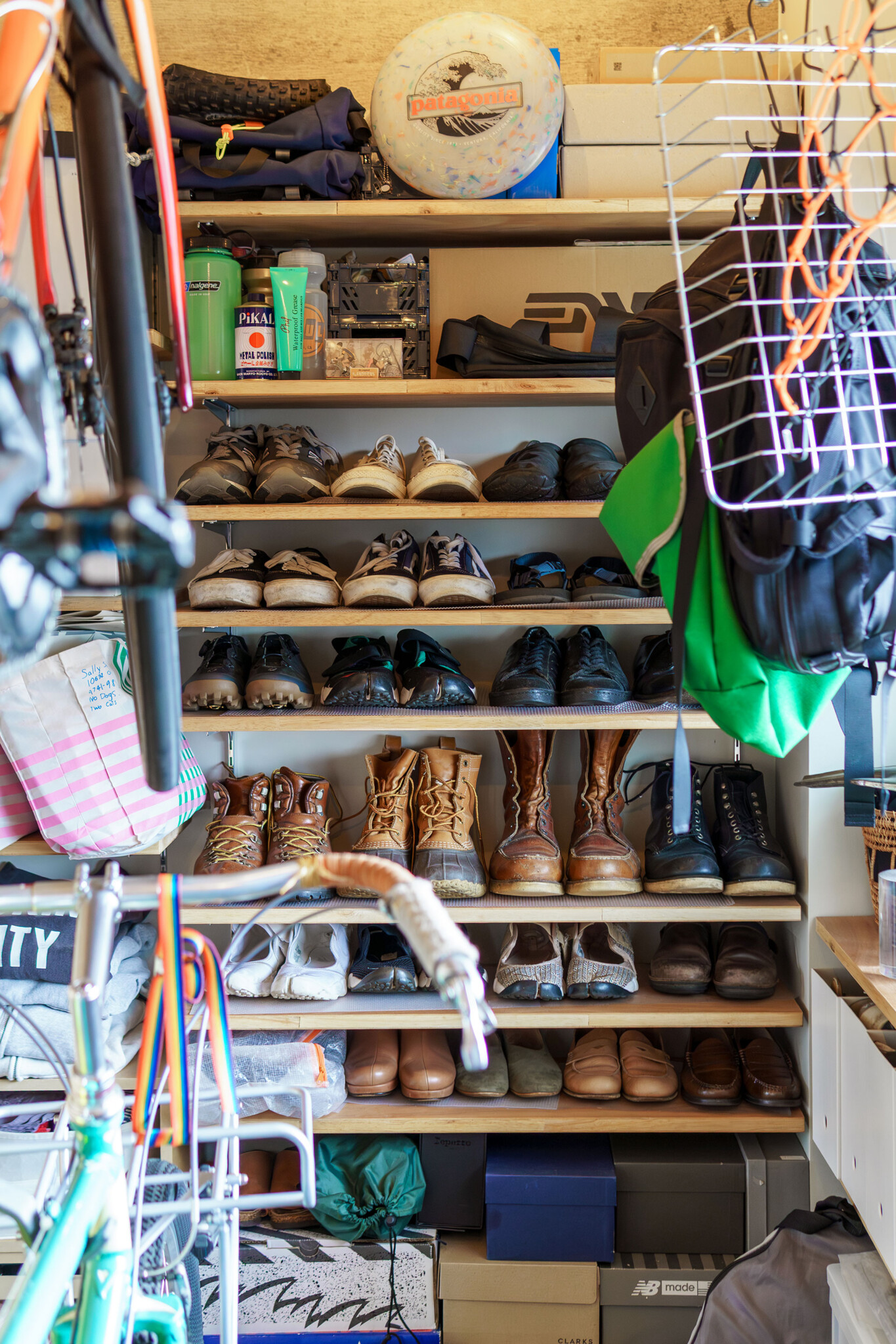 自転車収納の奥には、靴棚を用意。