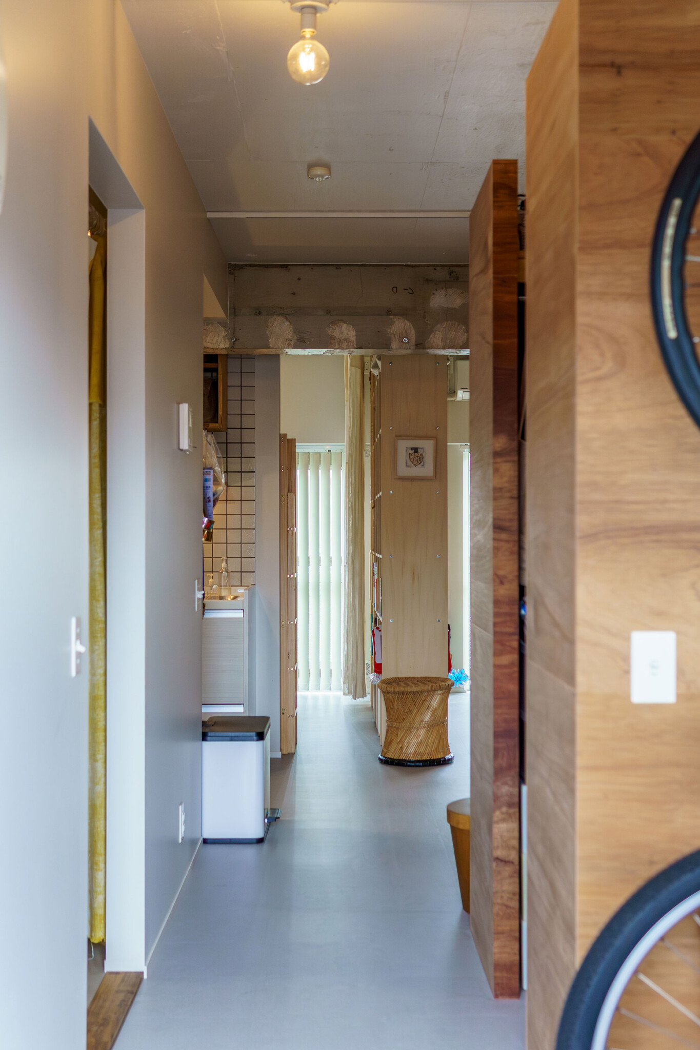 室内の床には塩ビタイルを使用。