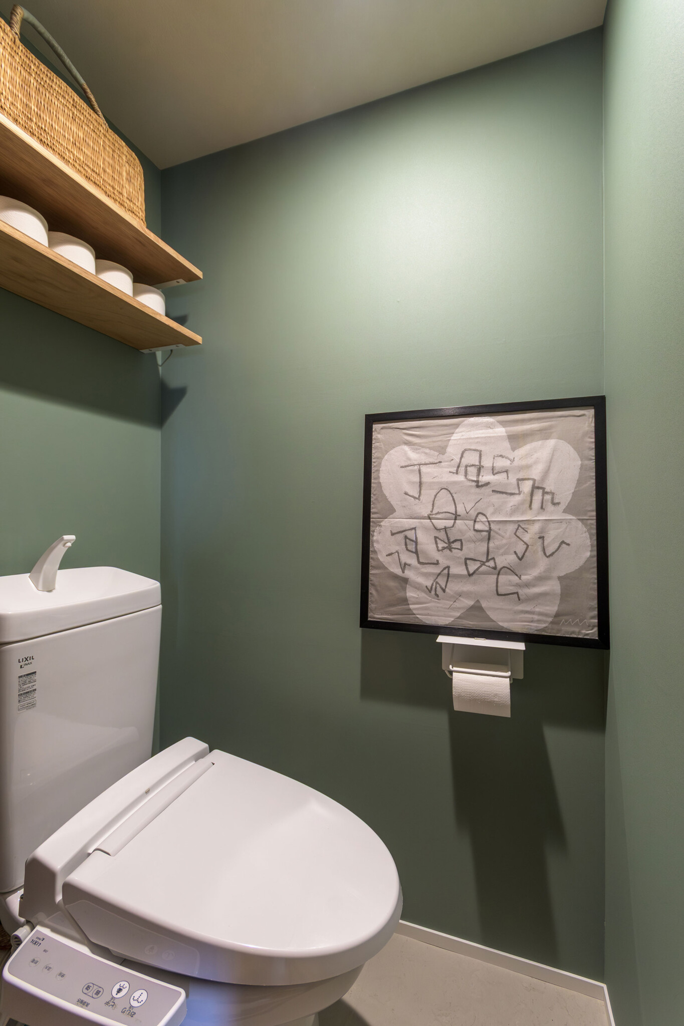 トイレ本体は既存設備をそのまま利用。壁面や照明のみを変更。