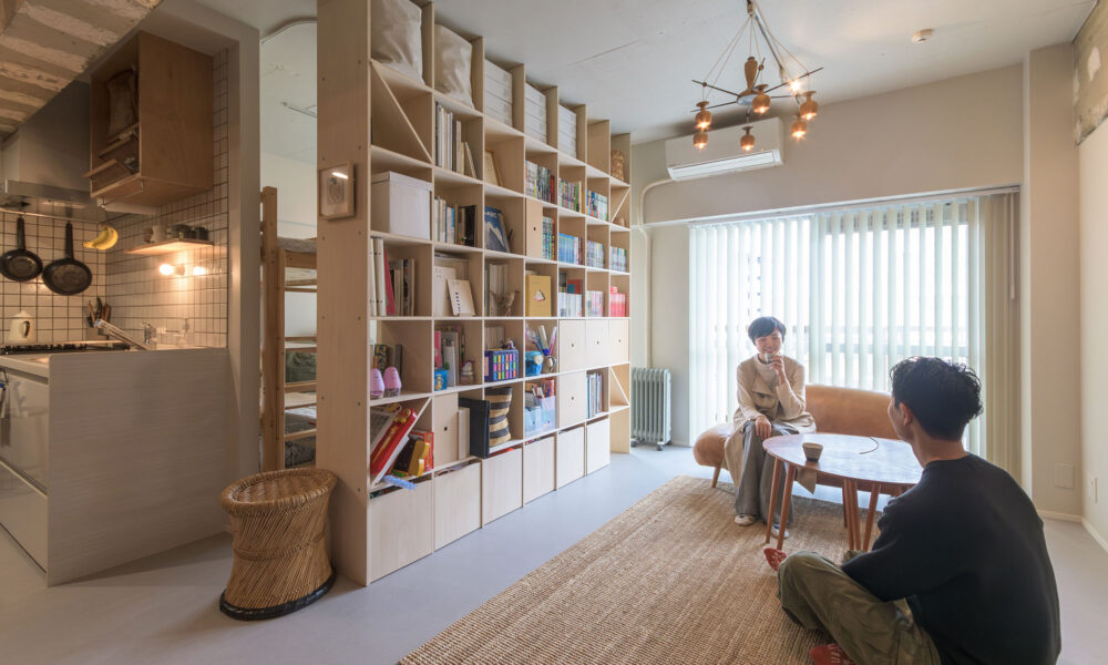 3人家族の53㎡リノベーション “部屋を定義しない” 可変性のある間取り 大きなフリースペースを棚で仕切って