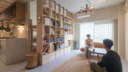 3人家族の53㎡リノベーション “部屋を定義しない” 可変性のある間取り 大きなフリースペースを棚で仕切って