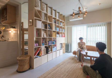 3人家族の53㎡リノベーション“部屋を定義しない” 間取りフリースペースを棚で仕切って