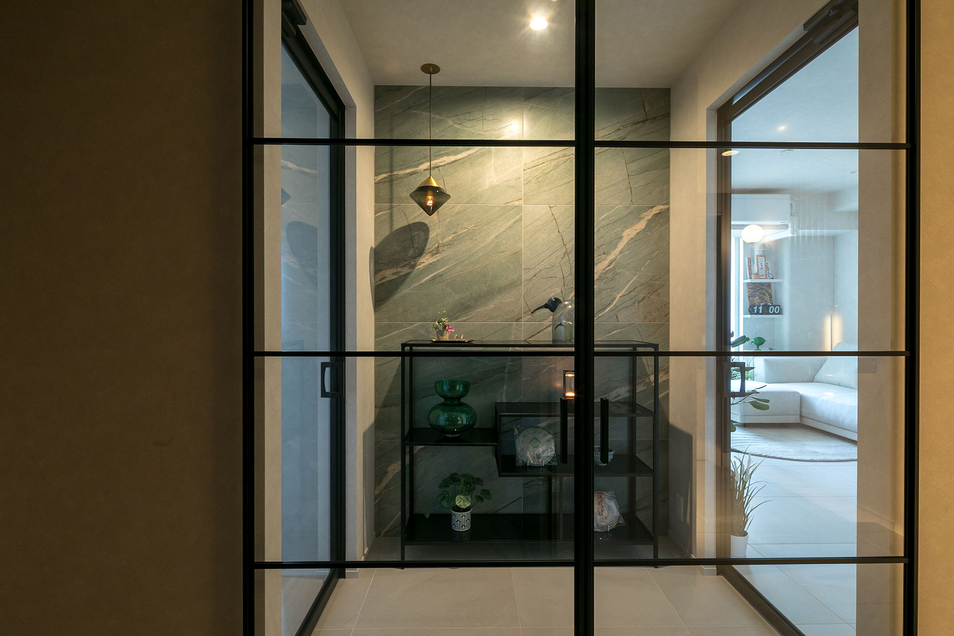 玄関から廊下を進むと、透明な建具越しにホールが現れる。右側にLDK、左手に寝室がある。建具は全て透明なものに変更した。