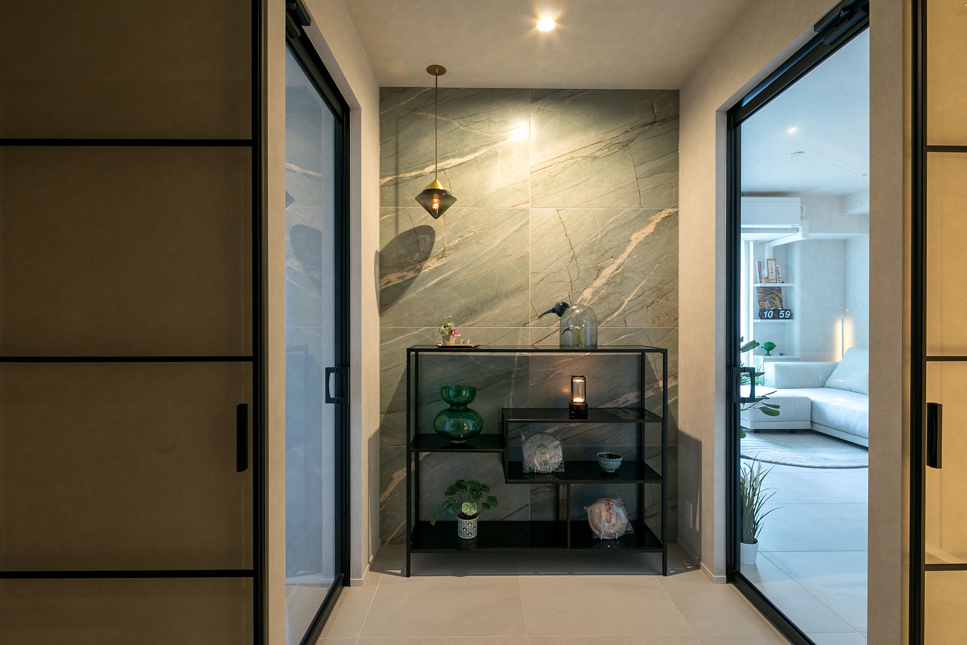 ドイツのKareのシェルフに、大切にしている雑貨などを飾っている。シェルフや照明なども、FINDに相談しながらOさんが選んだ。