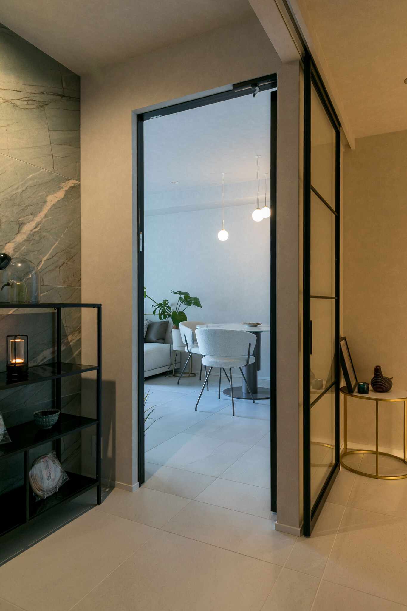 リビングの床タイルは既存のものを活かしつつ、玄関ホールには新たにタイルを追加。既存の雰囲気に近い素材を選びながら、空間のつながりを意識して仕上げた。