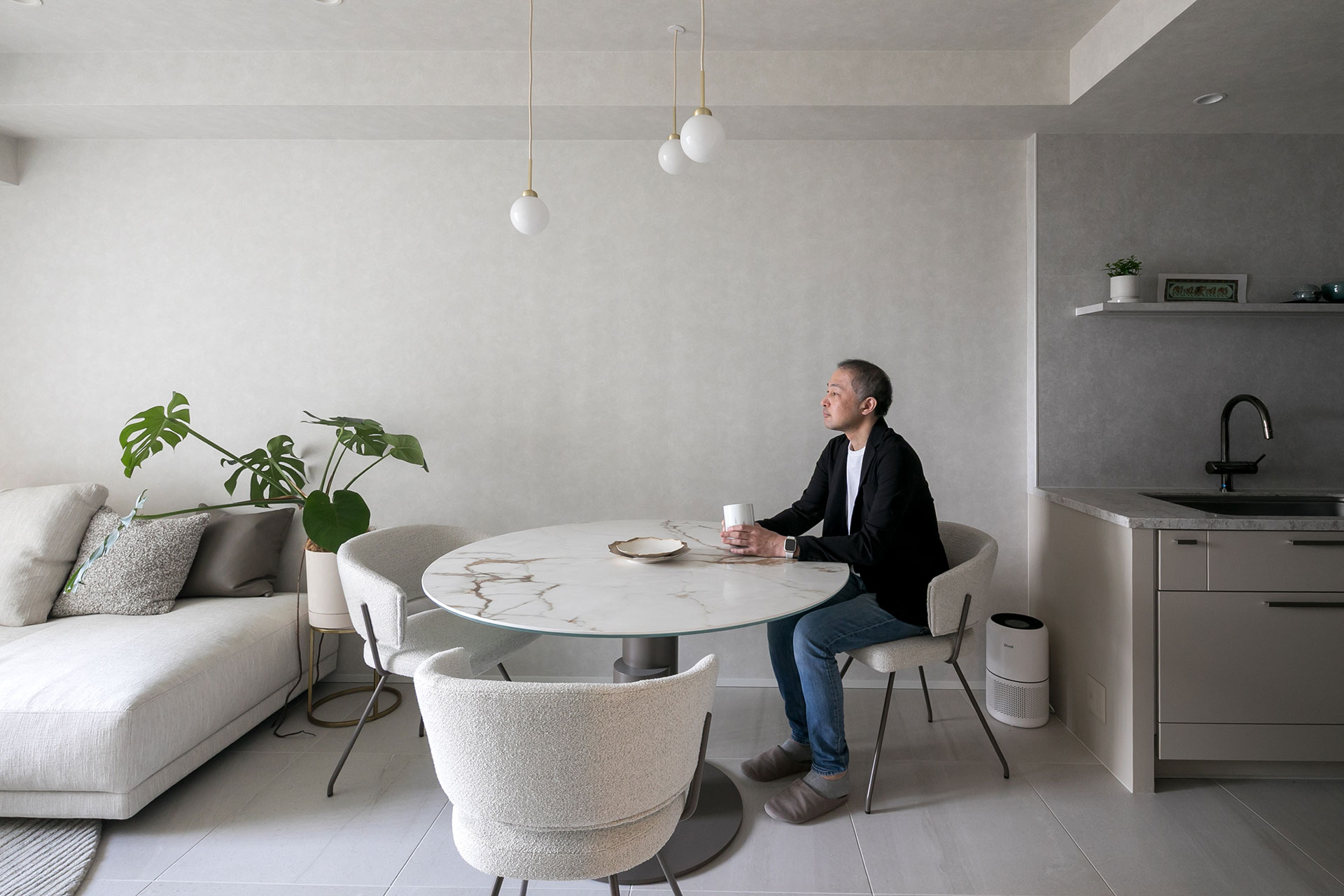 円形の大理石テーブルと椅子は、新たに選んだもの。天板はキッチンや洗面のカウンターと色調を揃えている。