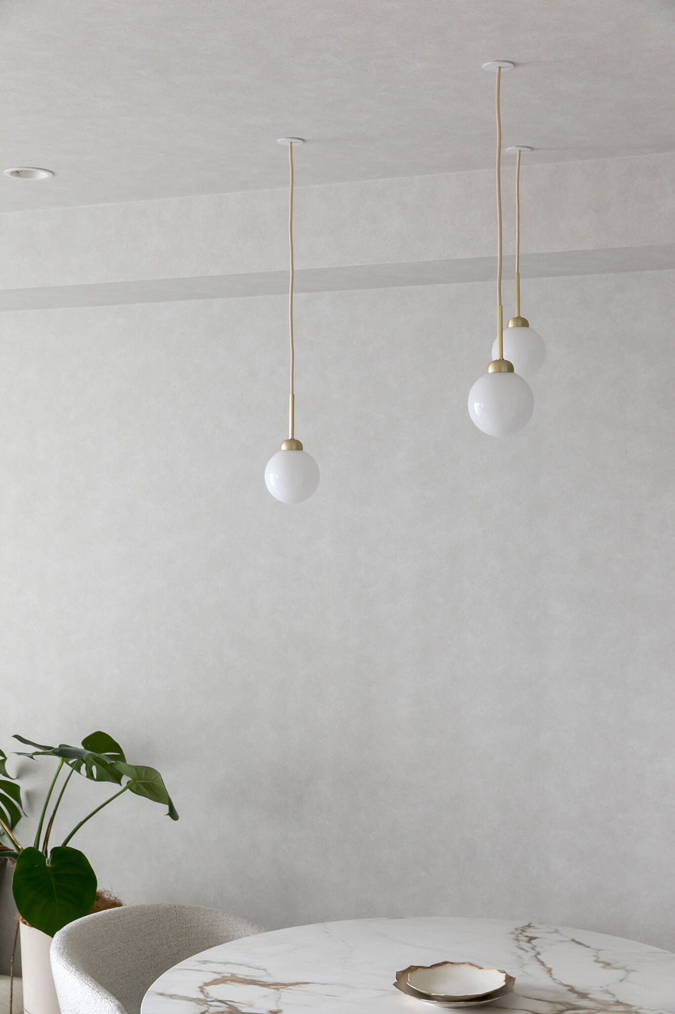 クロスや照明、家具類の色や質感を揃えることで、統一感のある空間になる。