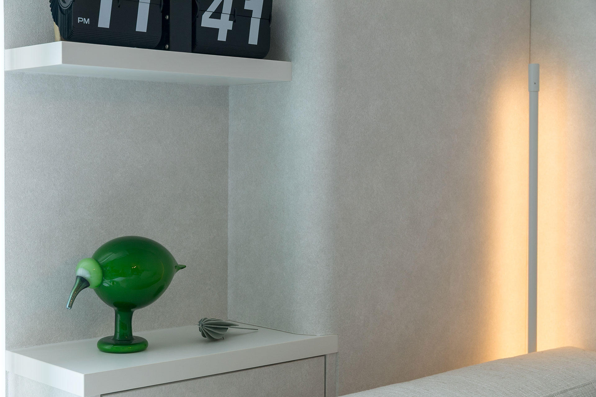 リビングの壁の角にアールをつけ、柔らかな雰囲気を演出。住まいの各所にOさんのコレクションであるイッタラの「バード バイ トイッカ」が飾られている。