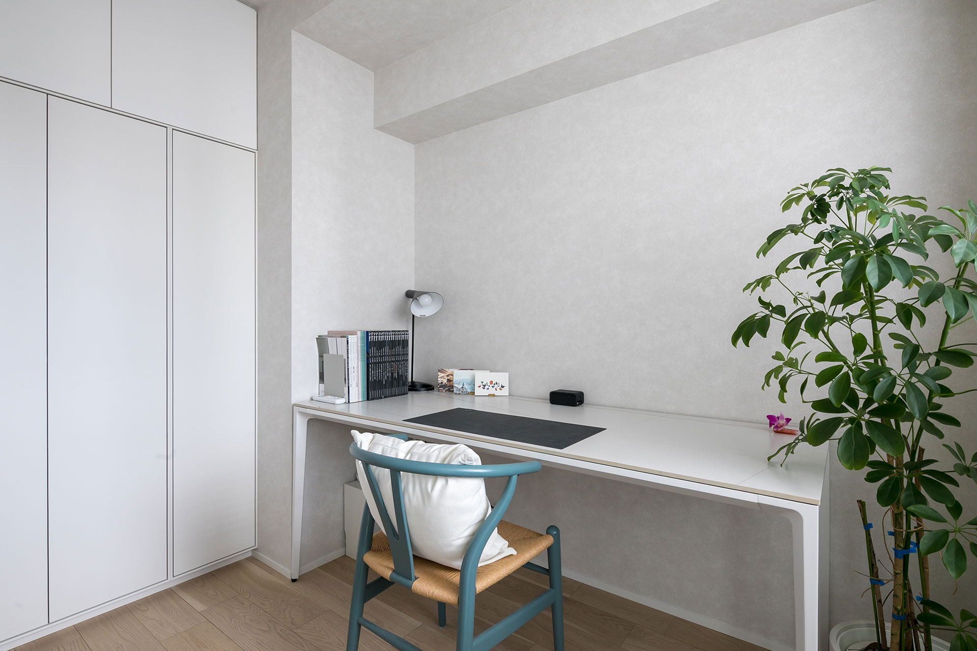 リビングから出入りする書斎。ホールの裏側部分に大きな収納を新設した。デスクはサイズのほか、天板や脚を選べるセミオーダー品。