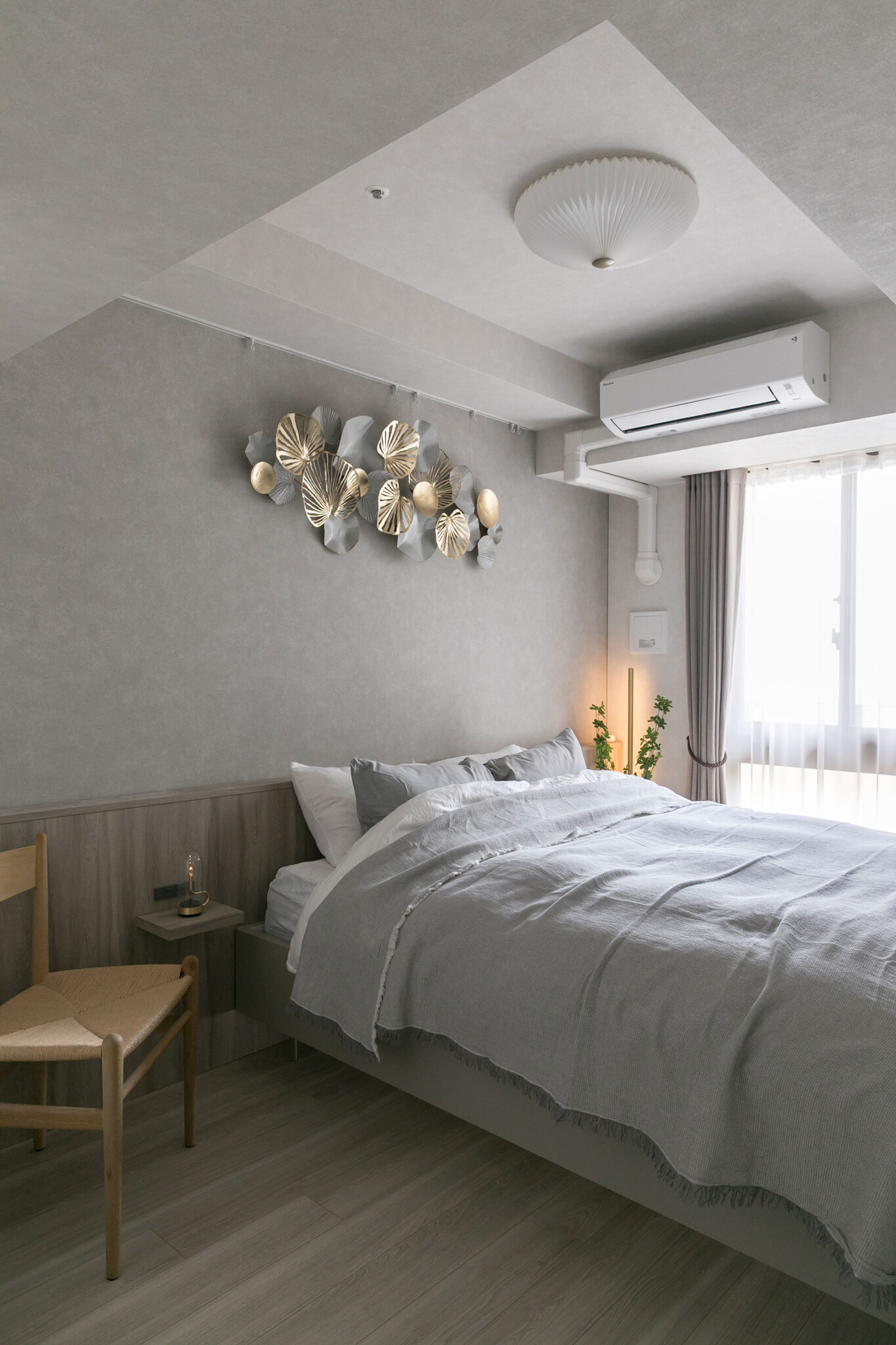 ホテルライクな寝室。シーリングライトはレ・クリントのもの。