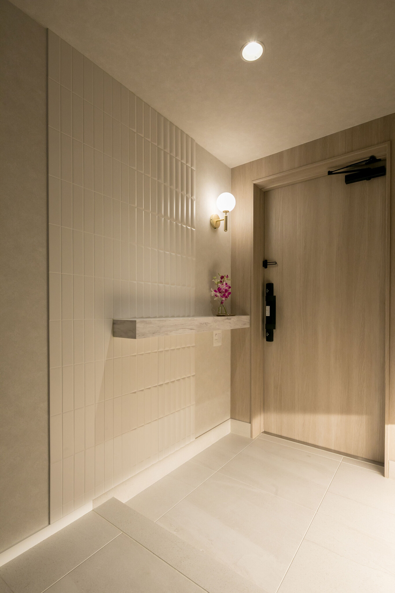 玄関については、これまでリノベーションした３軒とも壁の片側を木目、もう片側をグレーやベージュ、白系の壁紙とする構成を採用してきたという。今回の住まいでも、その組み合わせが踏襲されている。