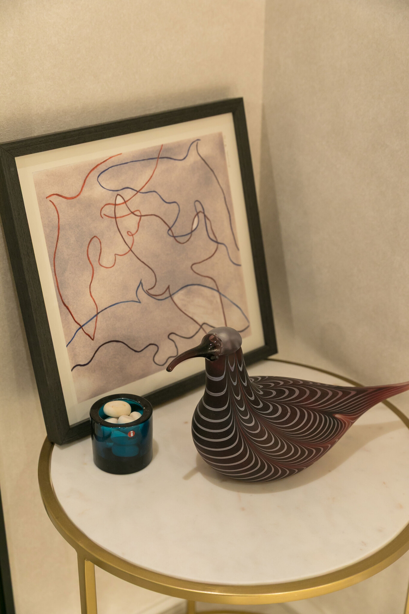 玄関にも、イッタラの「バード バイ トイッカ」が飾られている。