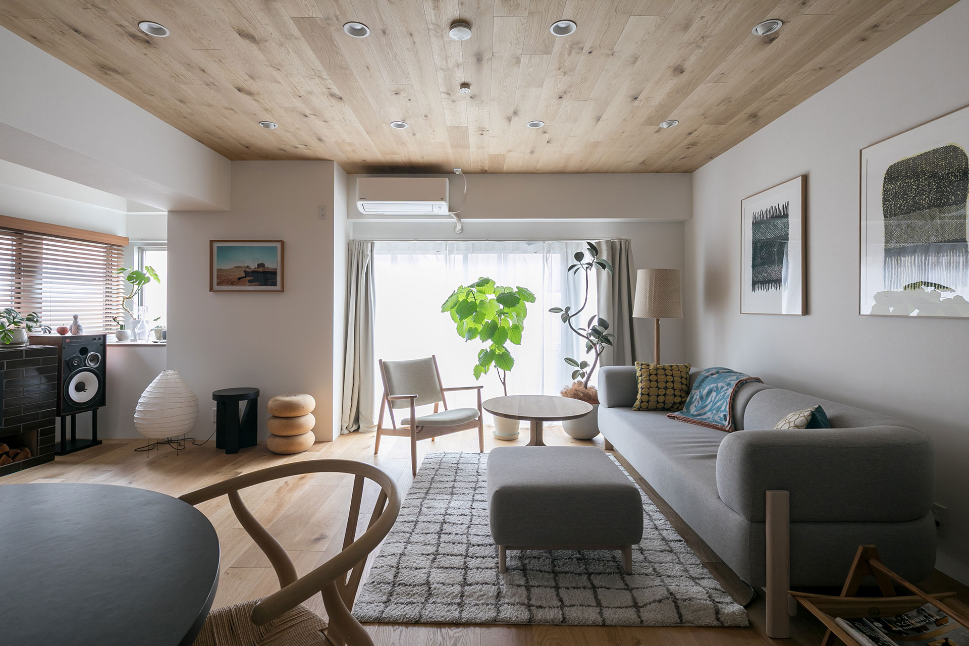 ソファはカリモク ニュースタンダード。「このソファを置きたかったので、家を買ったと言っても過言ではないです」。天井にはオーク材のウッドシーリングを貼った。