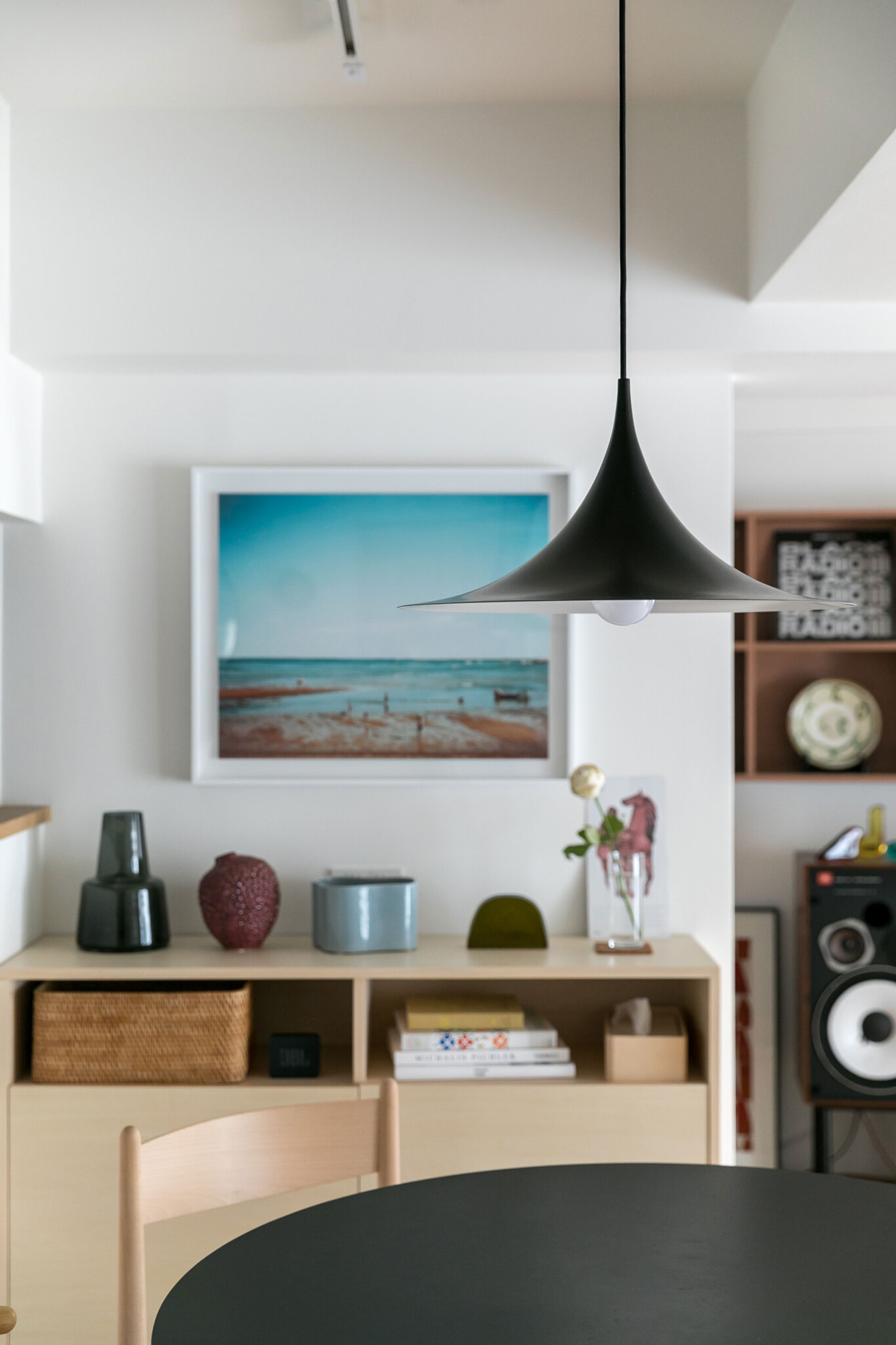 Claus Bonderup & Torsten Thorupのペンダントライト。フレームに収めた写真は高橋ヨーコの作品。