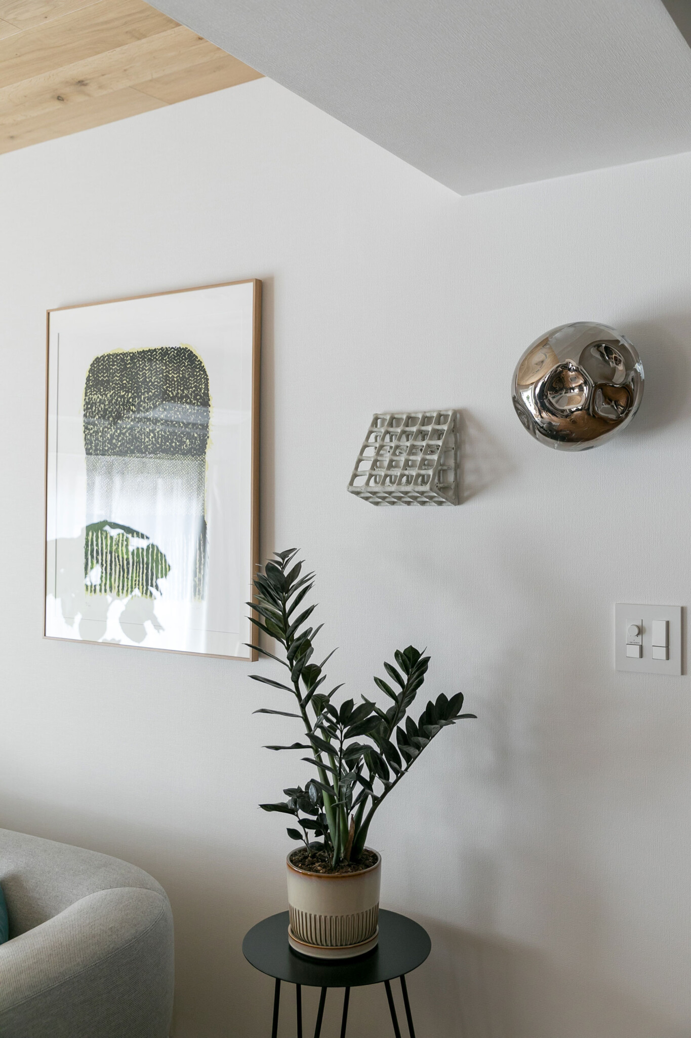 奥に飾っているのは皆川明の版画作品。「フランスに問い合わせて送ってもらったものです」。中央のセラミックのオブジェは、ヘルシンキを拠点に活動する森昭子の作品。