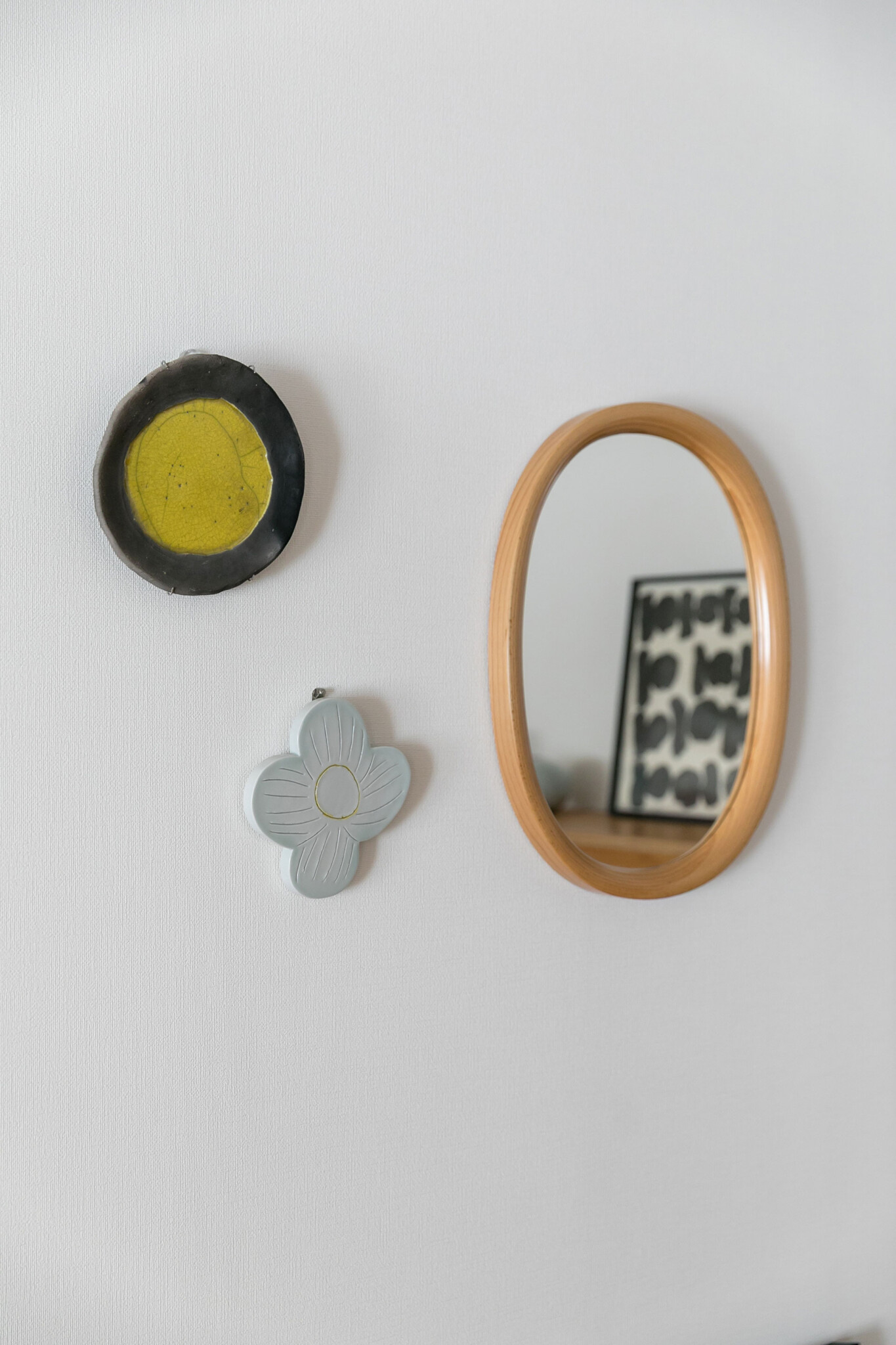 絵皿はキム・ホノ。「中央のお花は、マリメッコでデザイナーとして活躍した石本藤雄さんの作品です」