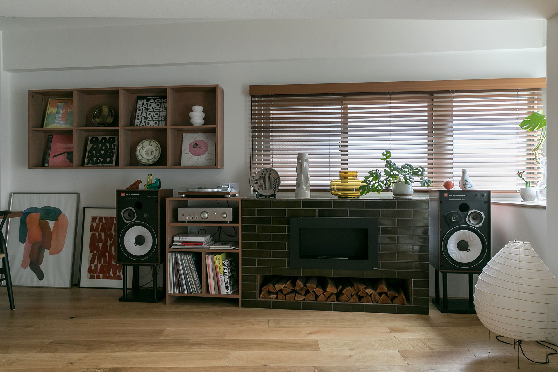 壁際に置いたバイオエタノール暖炉は、以前の家から持ち込んだ愛用品。