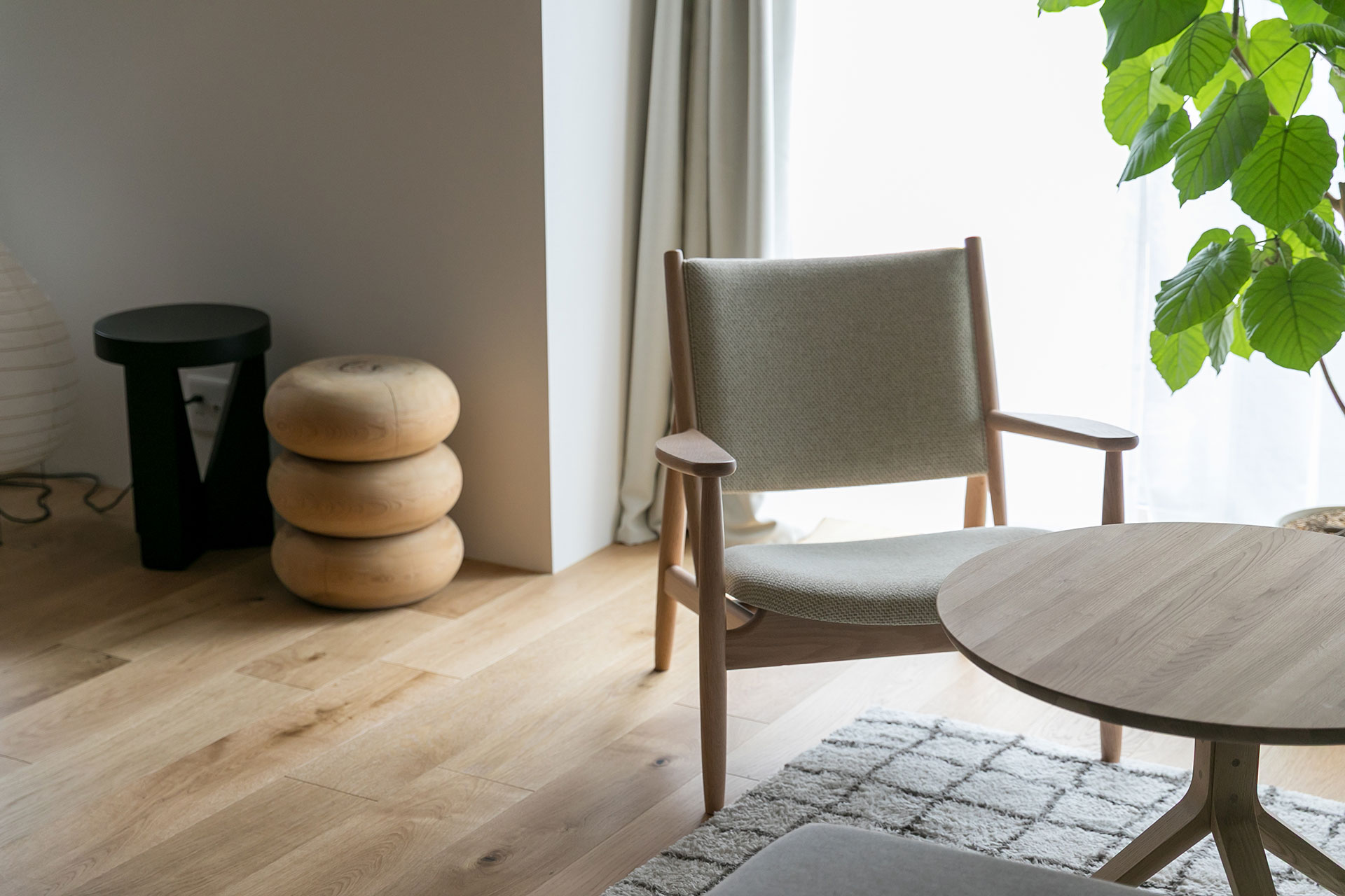 ラウンジチェアはノーム・アーキテクツ。壁際のスツールは梅本敏明。「高校の同級生なので、購入したいと申し出たとき少し気恥ずかしかったです (笑) 」。黒のスツールはコンスタンティン・グルチッチ。