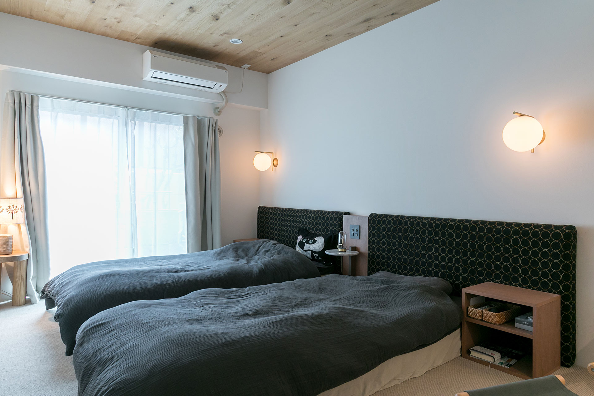 FLOSのウォールライトは読書灯としても使える仕様。横になったまま手が届く位置に調光スイッチを設けたホテルライクな設計。