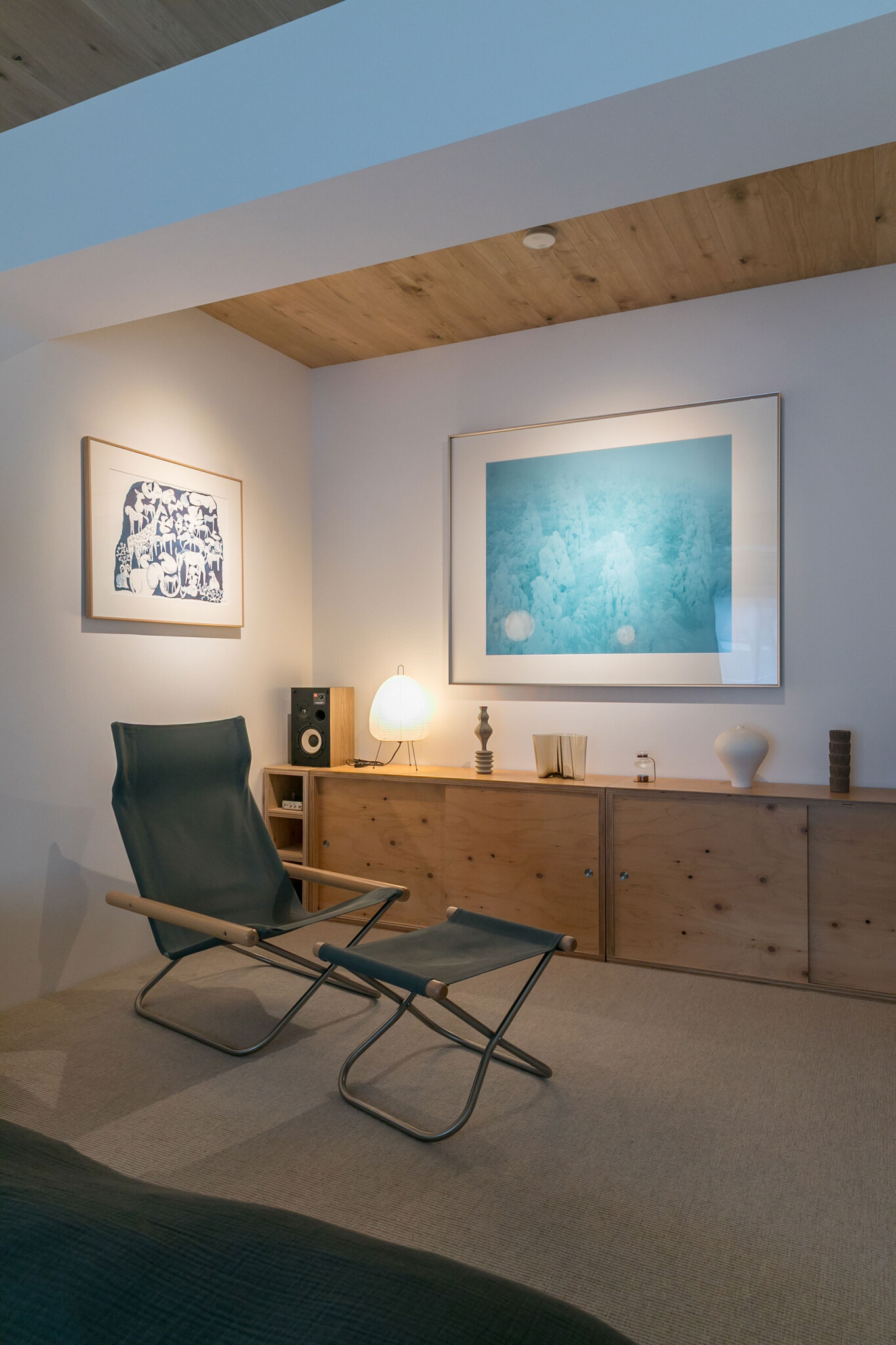 寝室に飾った厳冬期の森林の写真は、広川智基の作品。造作家具は『アングロ』。