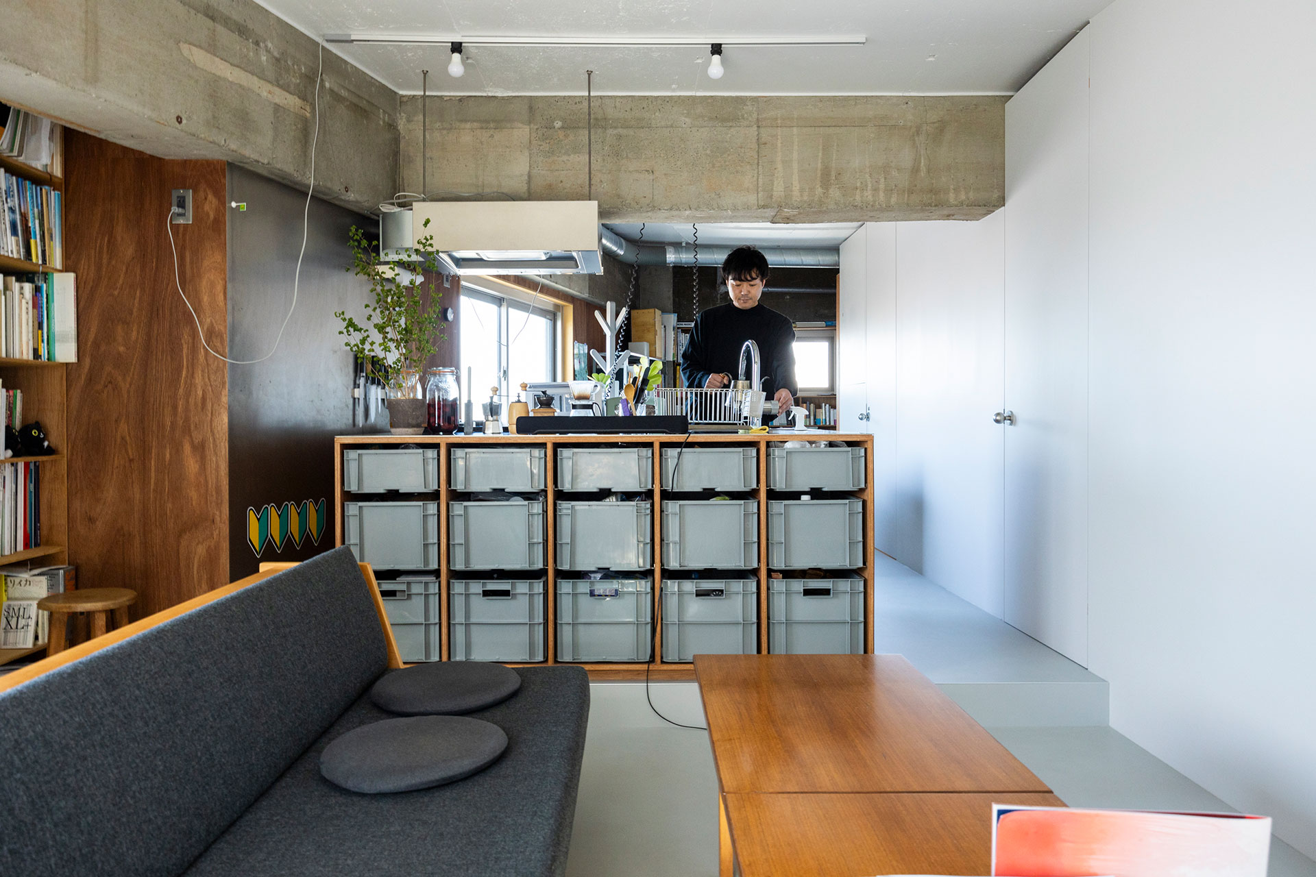 部屋の中心にキッチンを置いた。友人が集まり、キッチンを囲んで立ち飲みなどすることも。