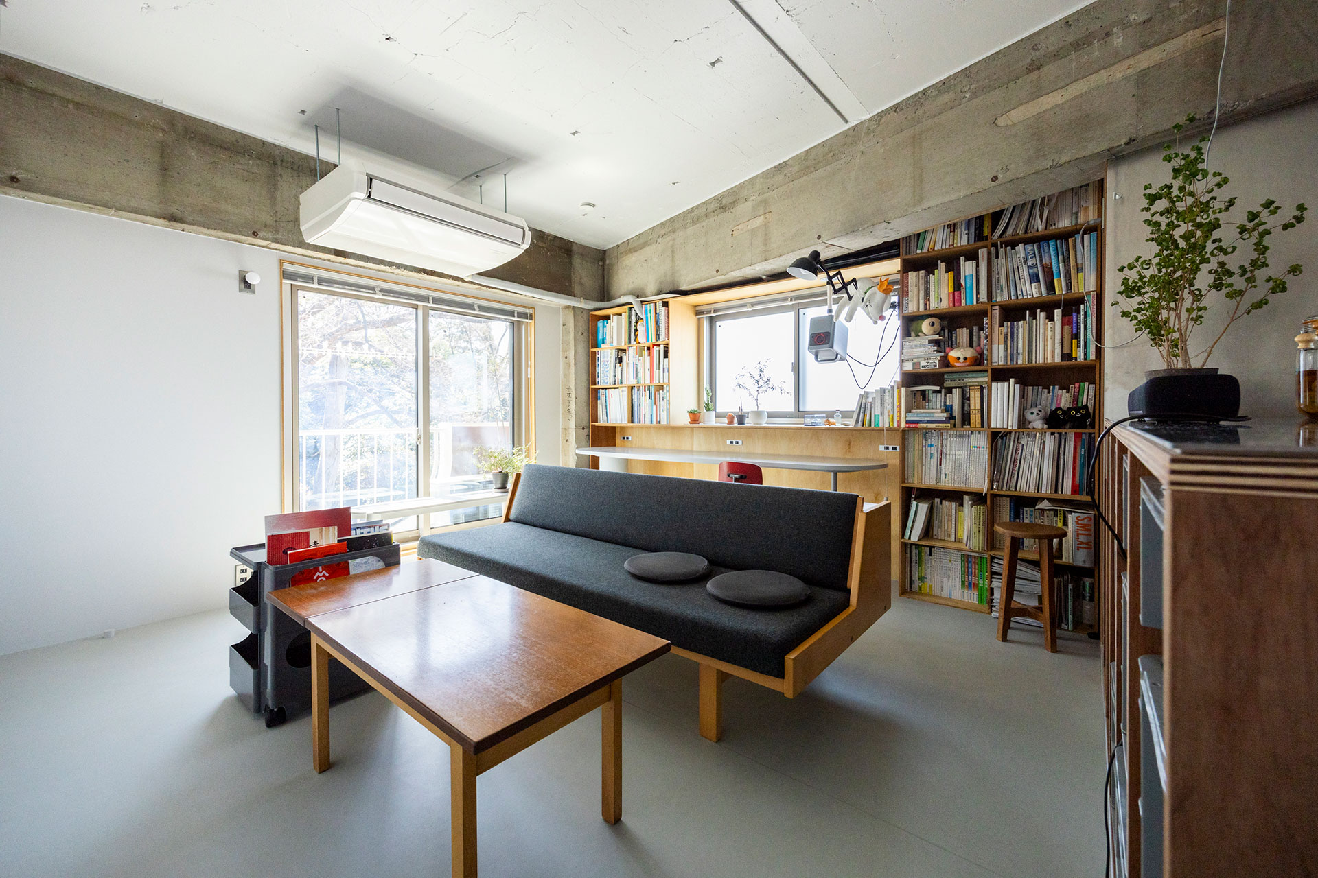 リビングはキッチン側から1段下げられていて、天井を高く感じられる。