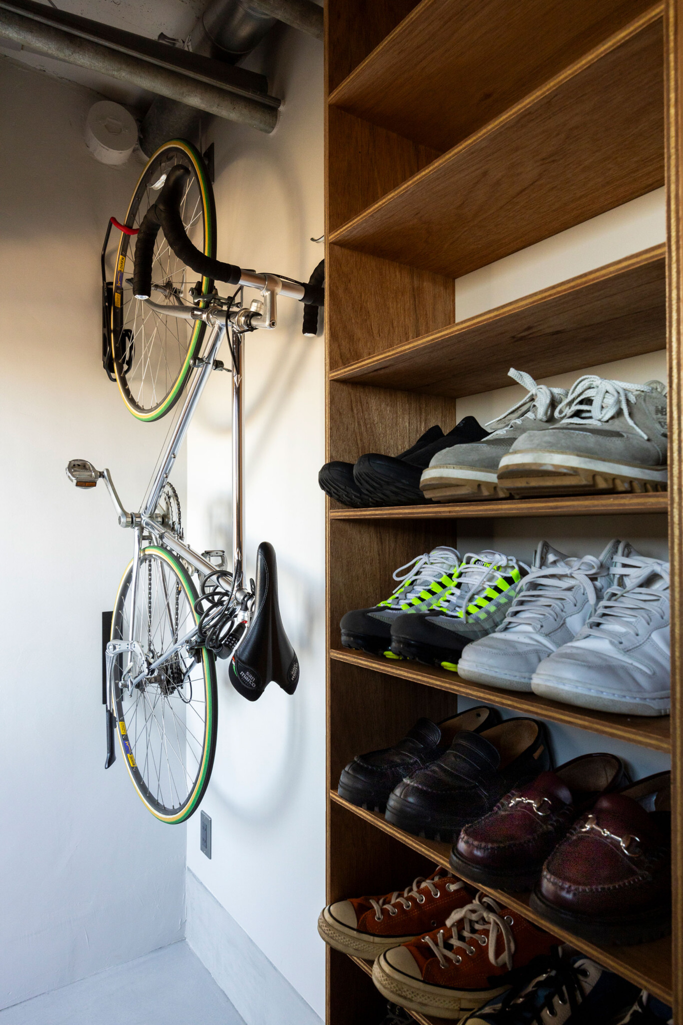 玄関先に自転車の既製品のラックをDIYで設置。こちら側は、引渡時には何もない面だった。