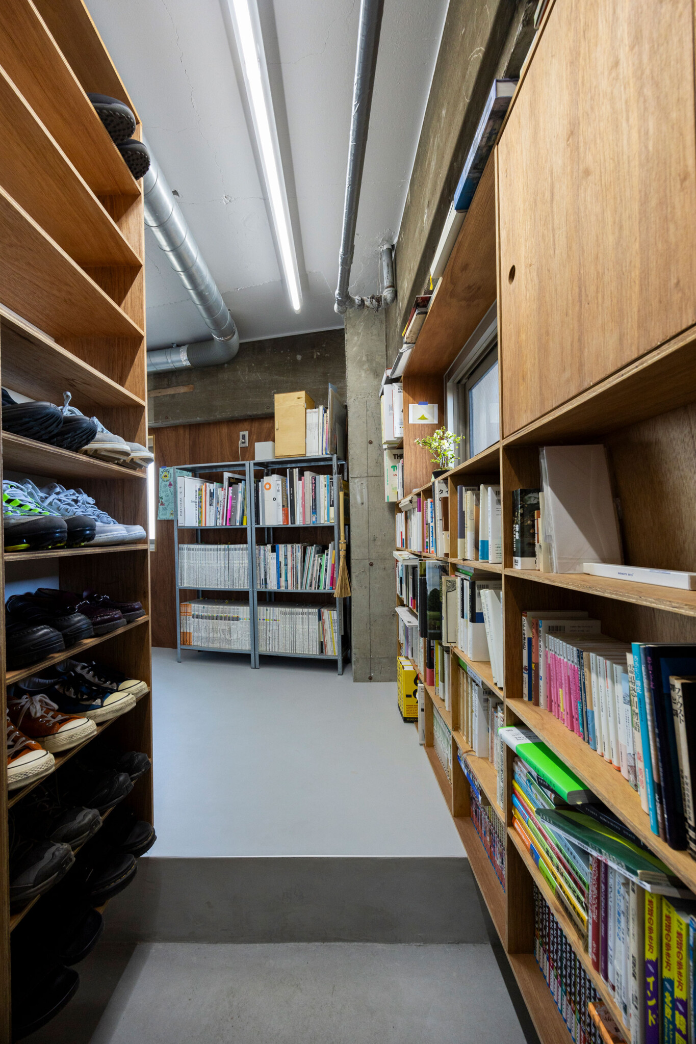 照明は2.4mのLEDベースライト。上の階の配管と並行して走るデザインが武骨で工業的。