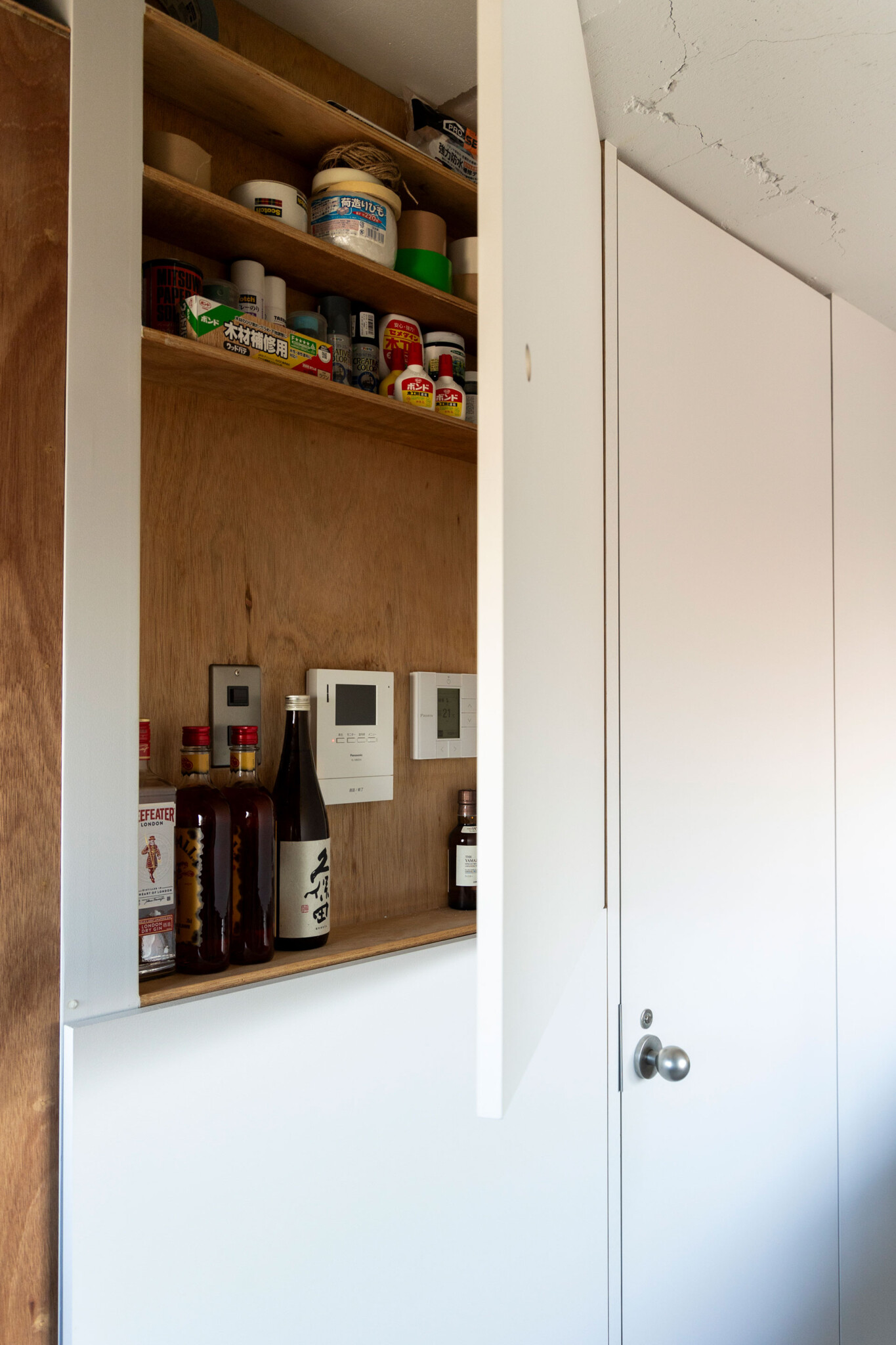 スイッチやリモコンを隠すために設けた扉。